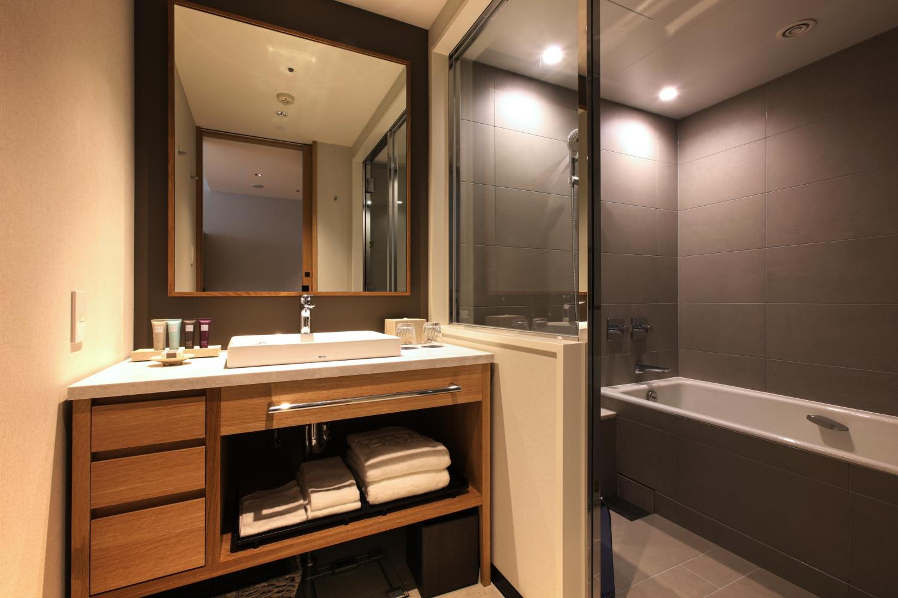 Deluxe King Room - Non-Smoking	 - Photo 4