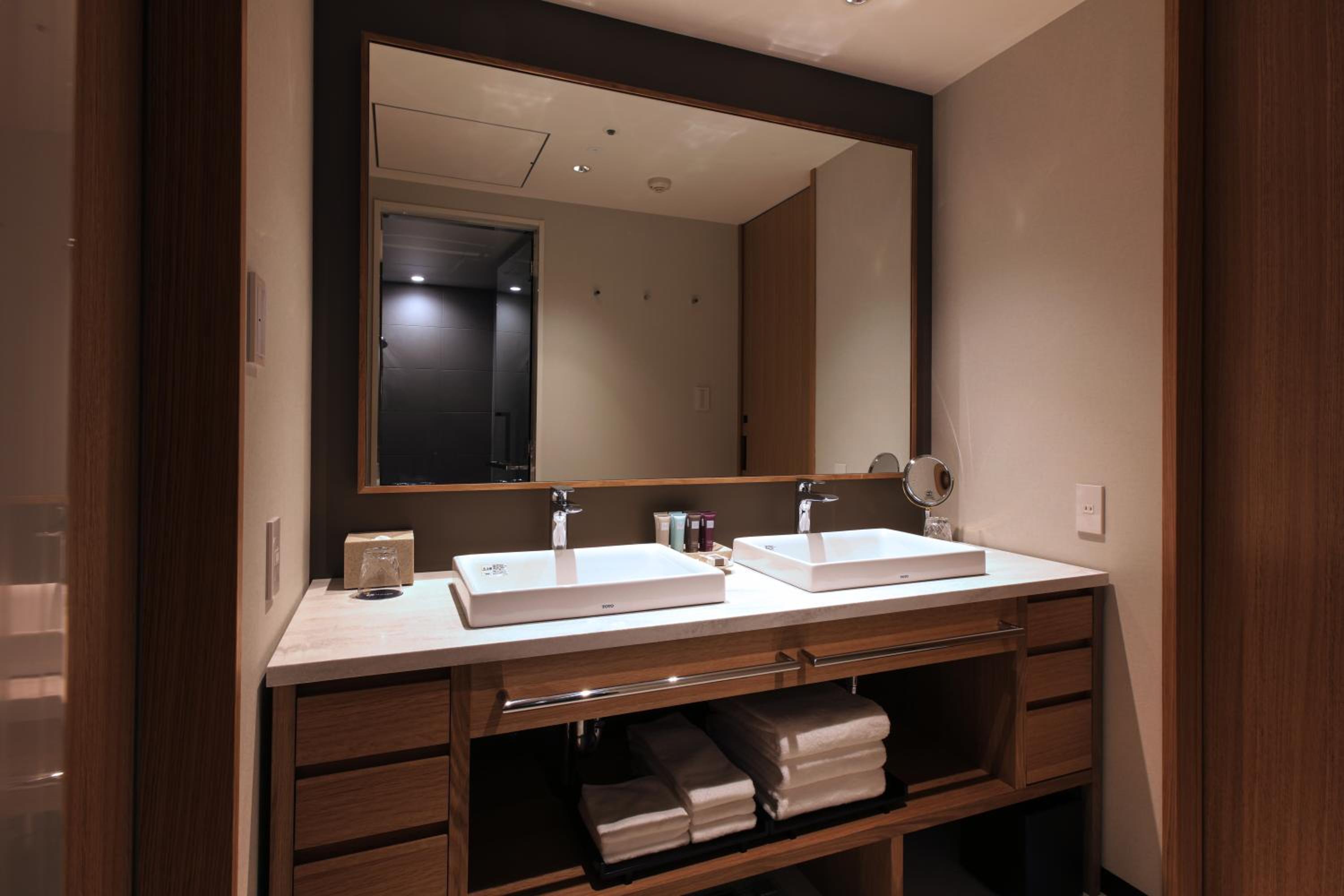 Luxury King Room - Non-Smoking - Photo 3