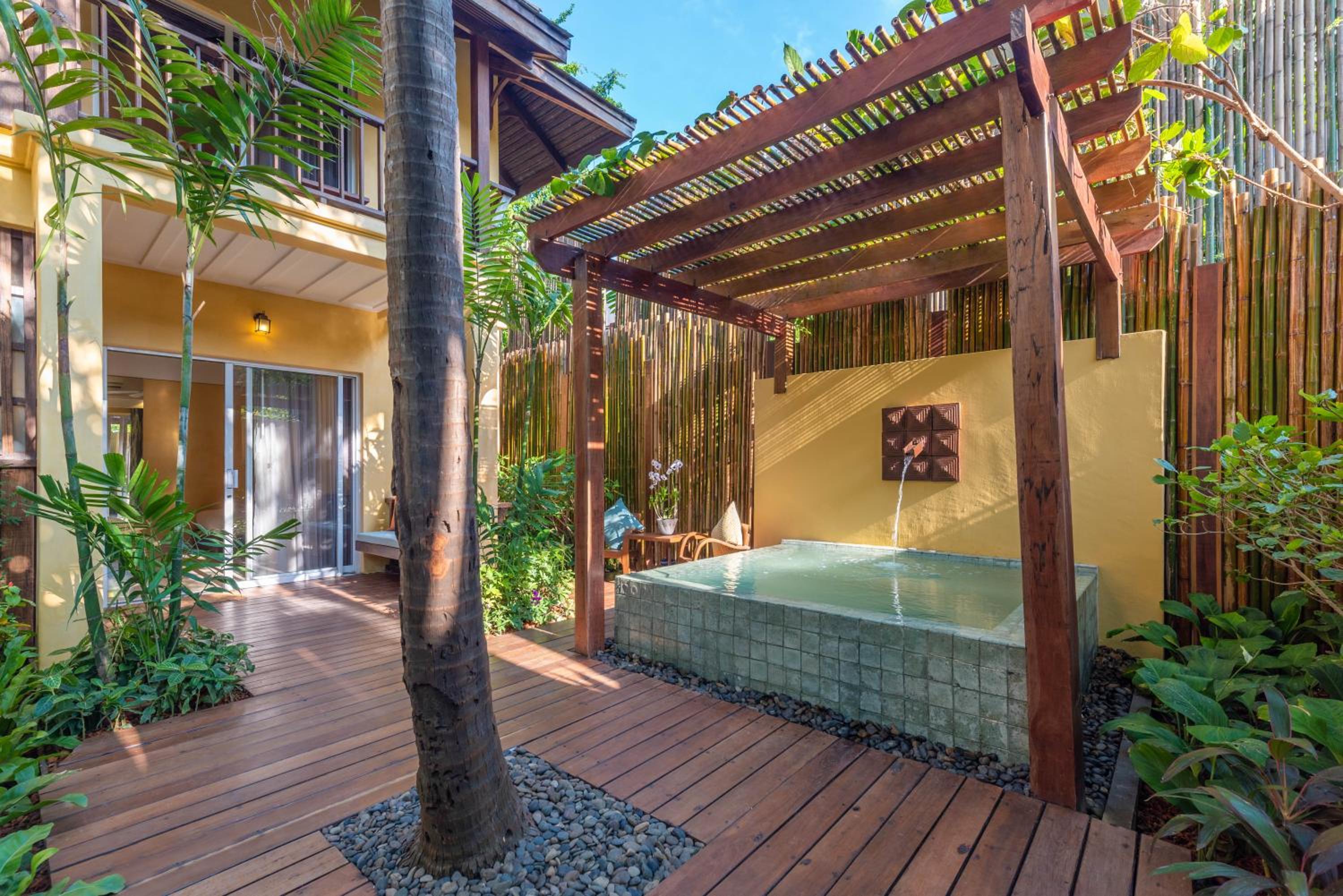 Boutique Garden Pool - Photo 3