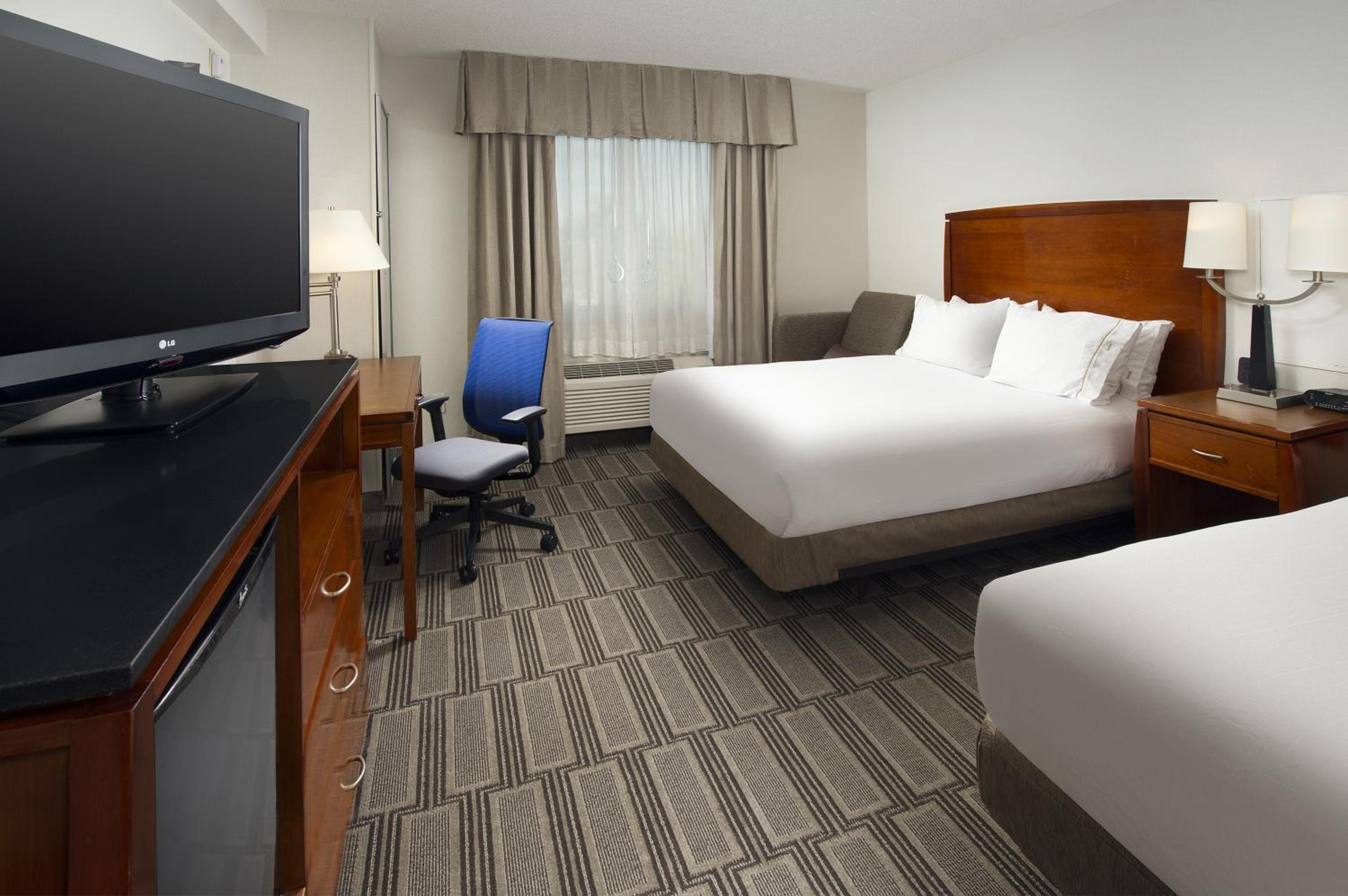 Standard Room with Two Queen Beds photo 1