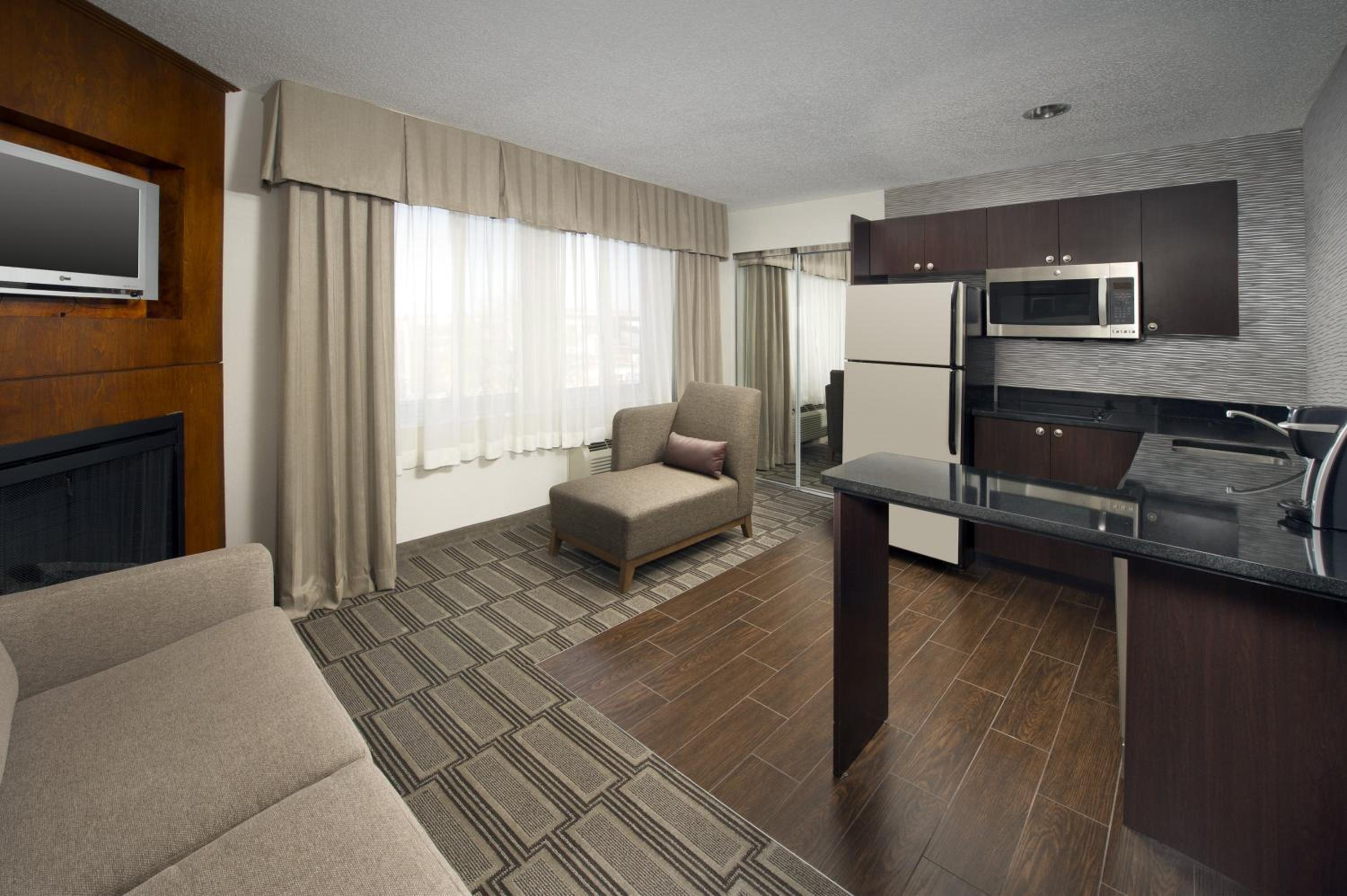 Queen Room With Accessible Roll-In Shower - Non-Smoking photo 1