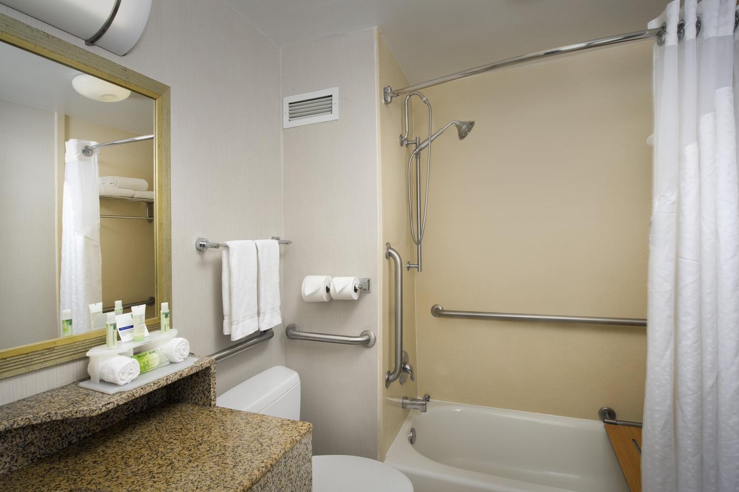 Standard Queen Room With Two Queen Beds And Mobility Accessible Tub photo 2