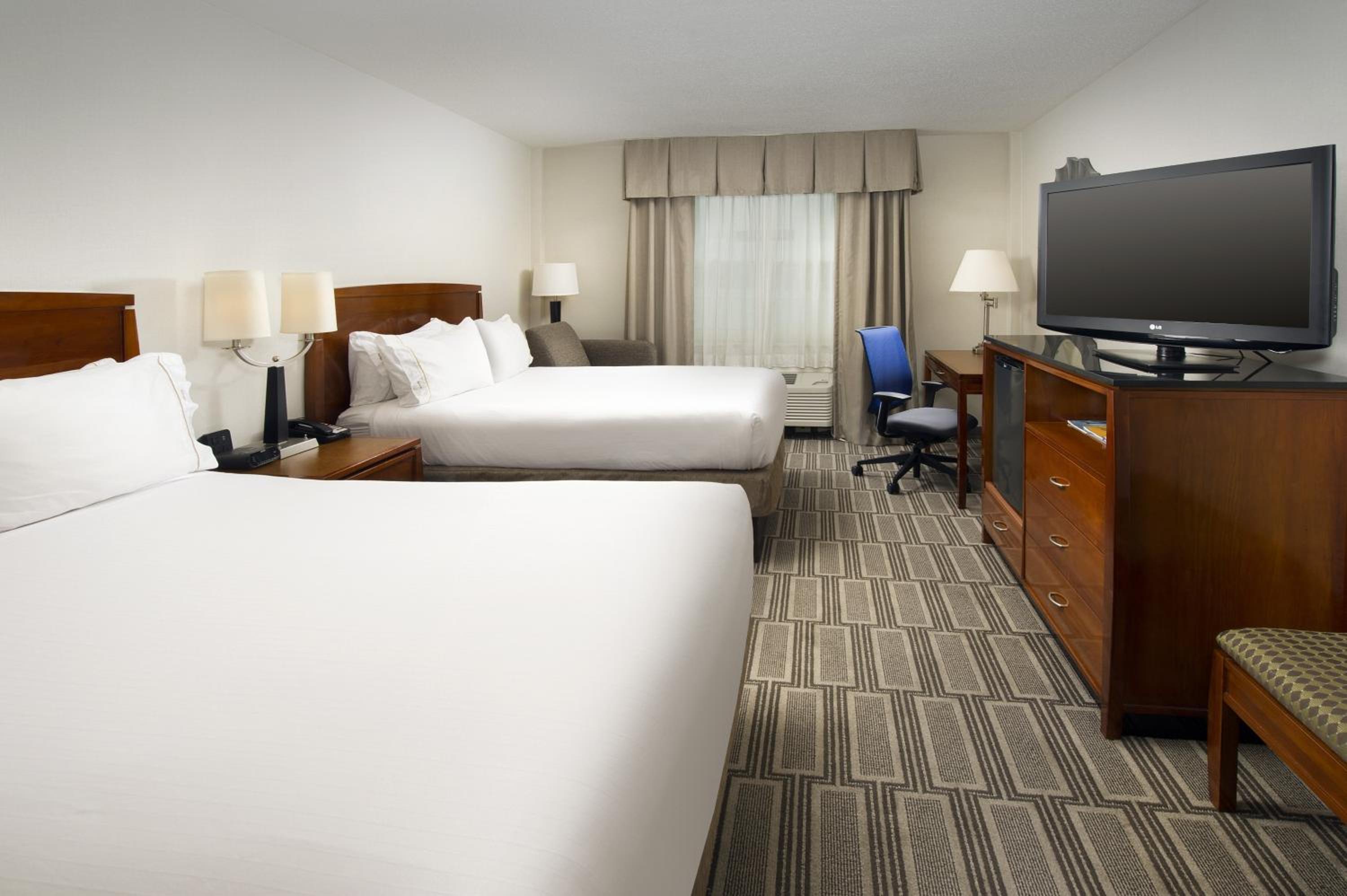 Standard Room with Two Queen Beds photo 2