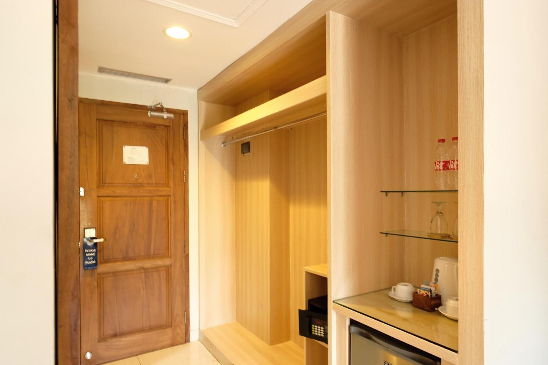 Deluxe Twin Room with City View - with Balcony - Photo 3