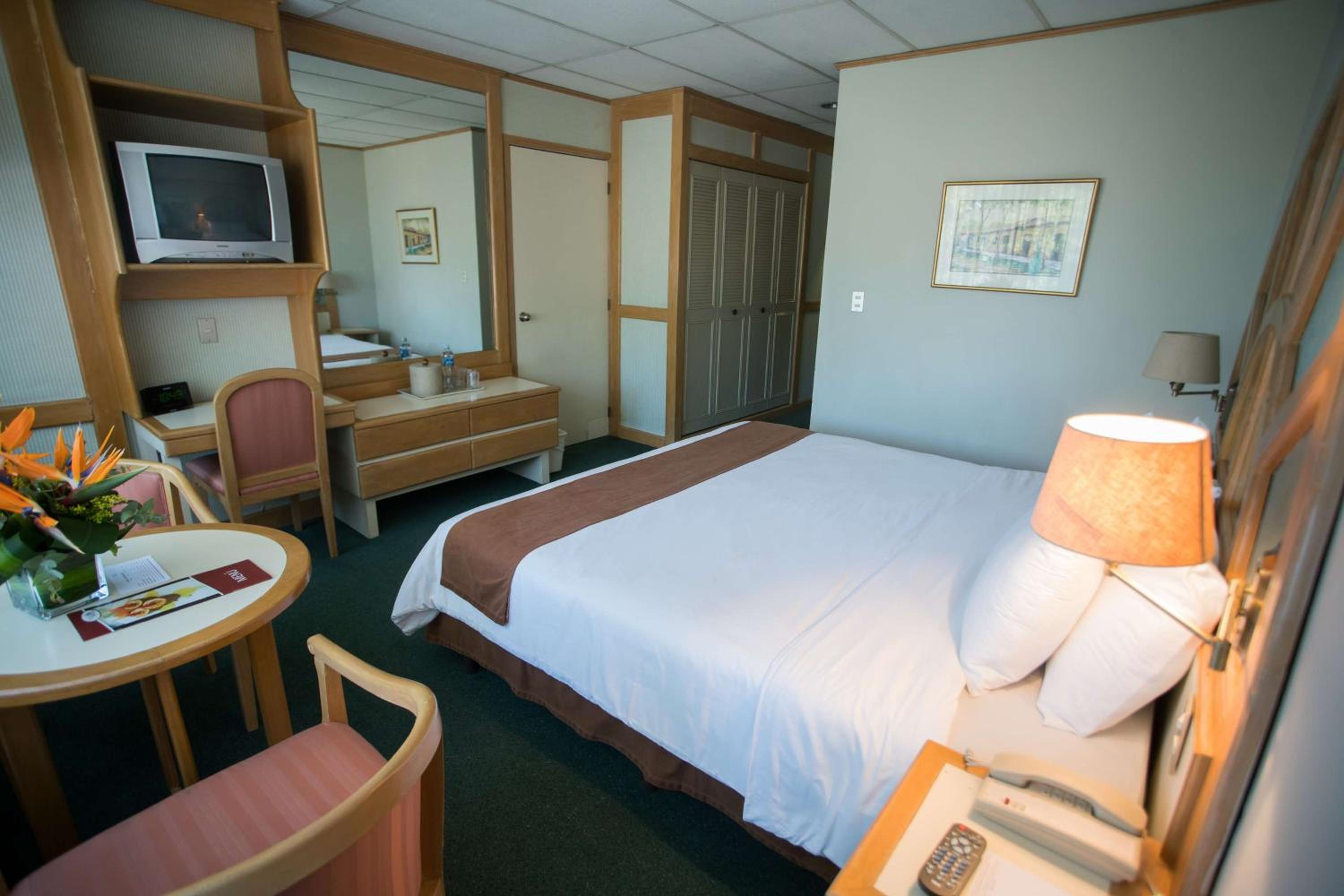 King Room - Non-Smoking - Photo 2