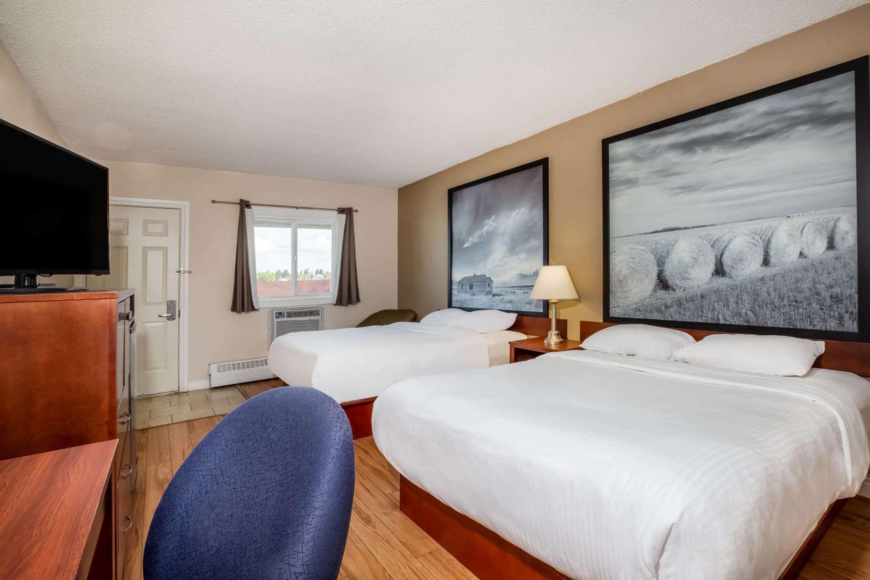 Queen Room with Two Queen Beds - Non-Smoking photo 2