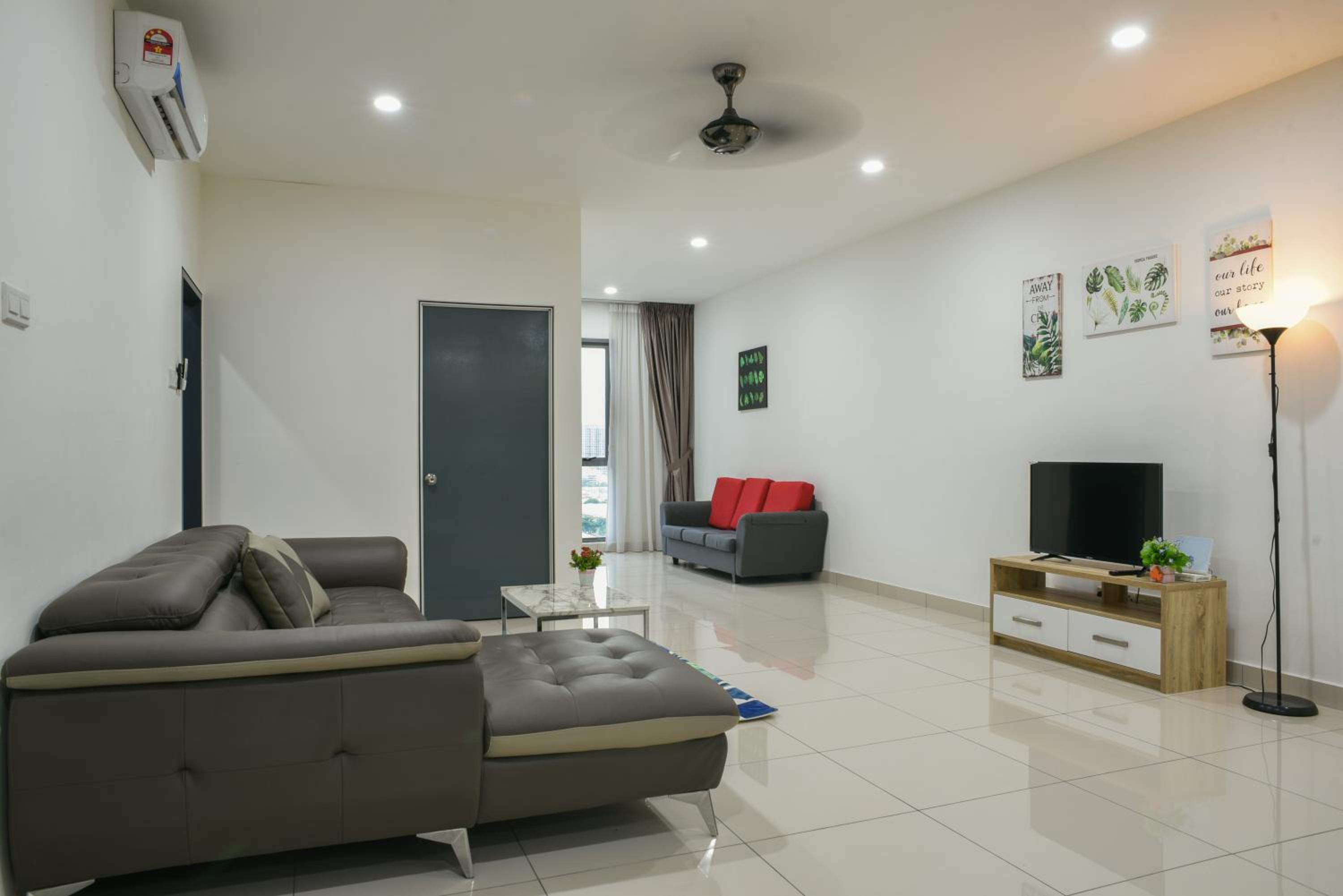 Superior Family Room - Photo 15