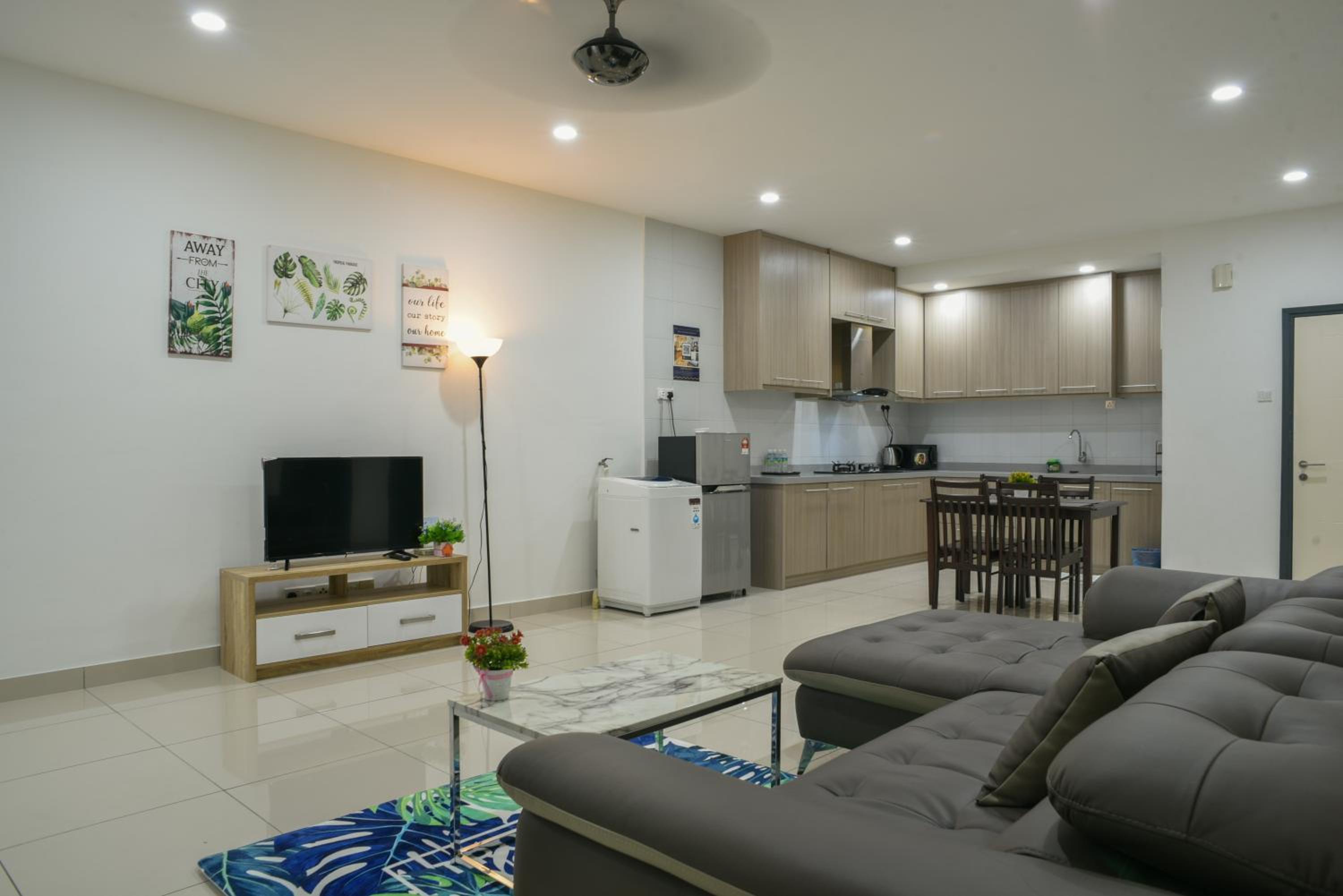 Superior Family Room - Photo 12
