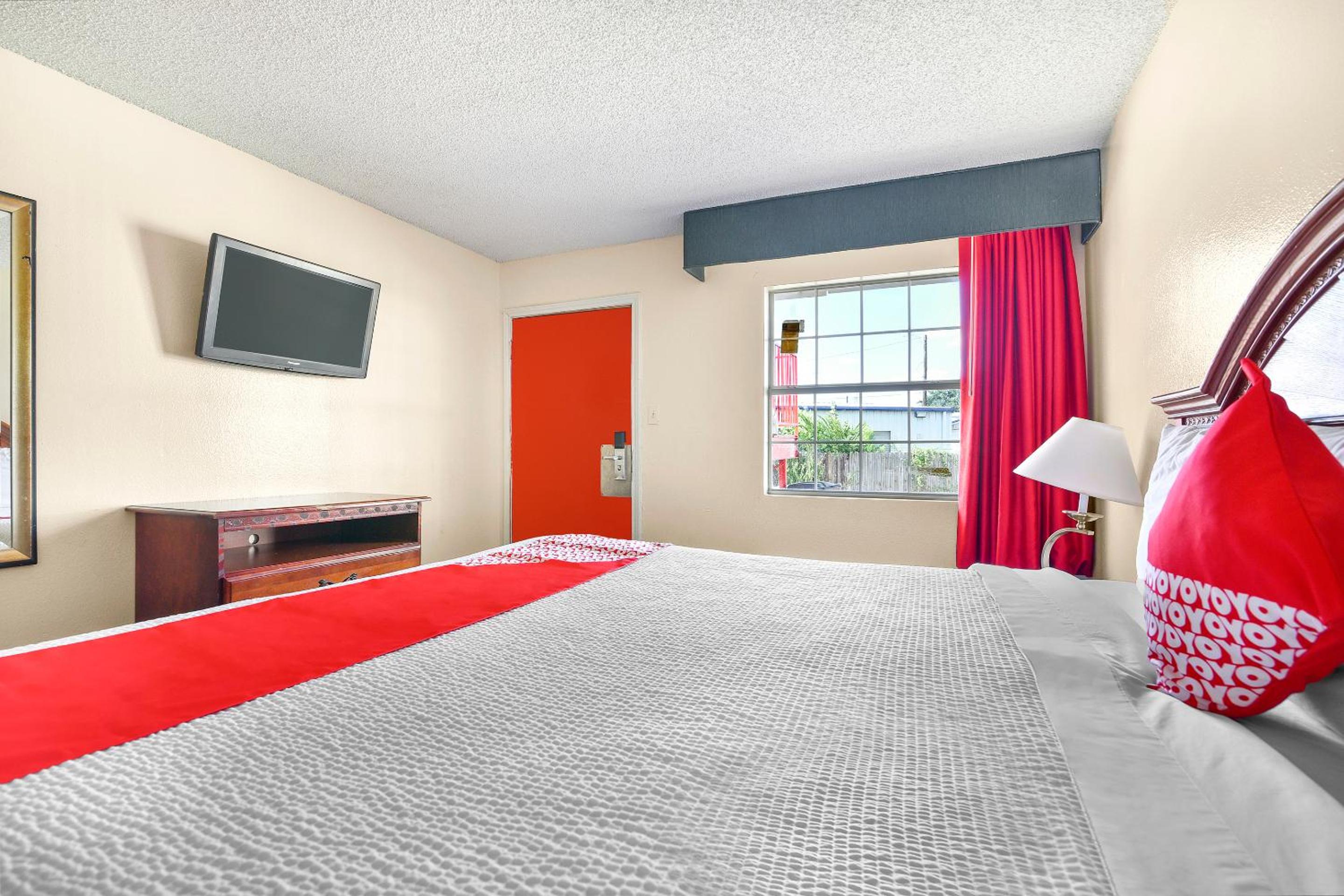 King Bed - Photo 15