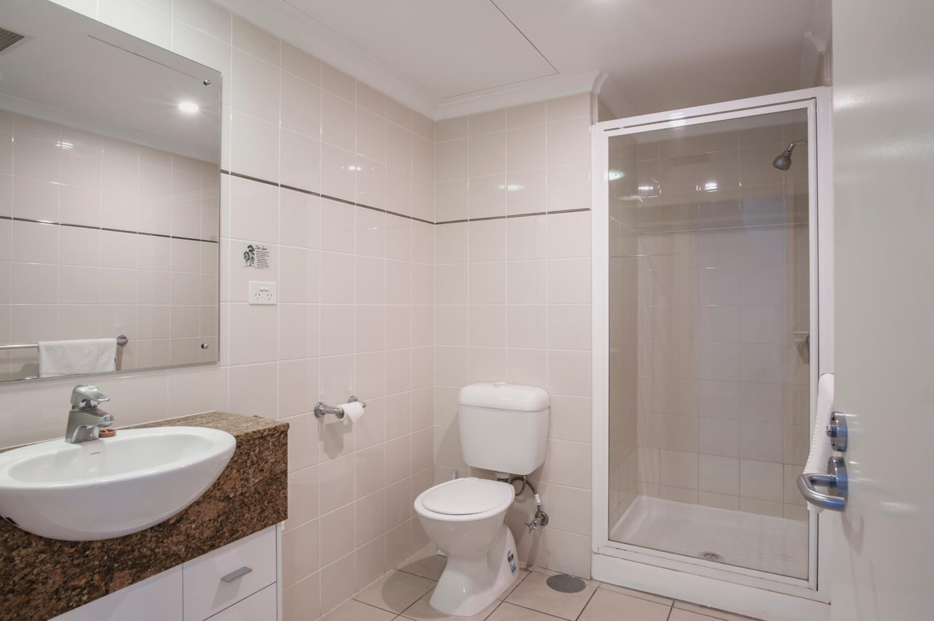 Studio Queen Suite - Photo 12