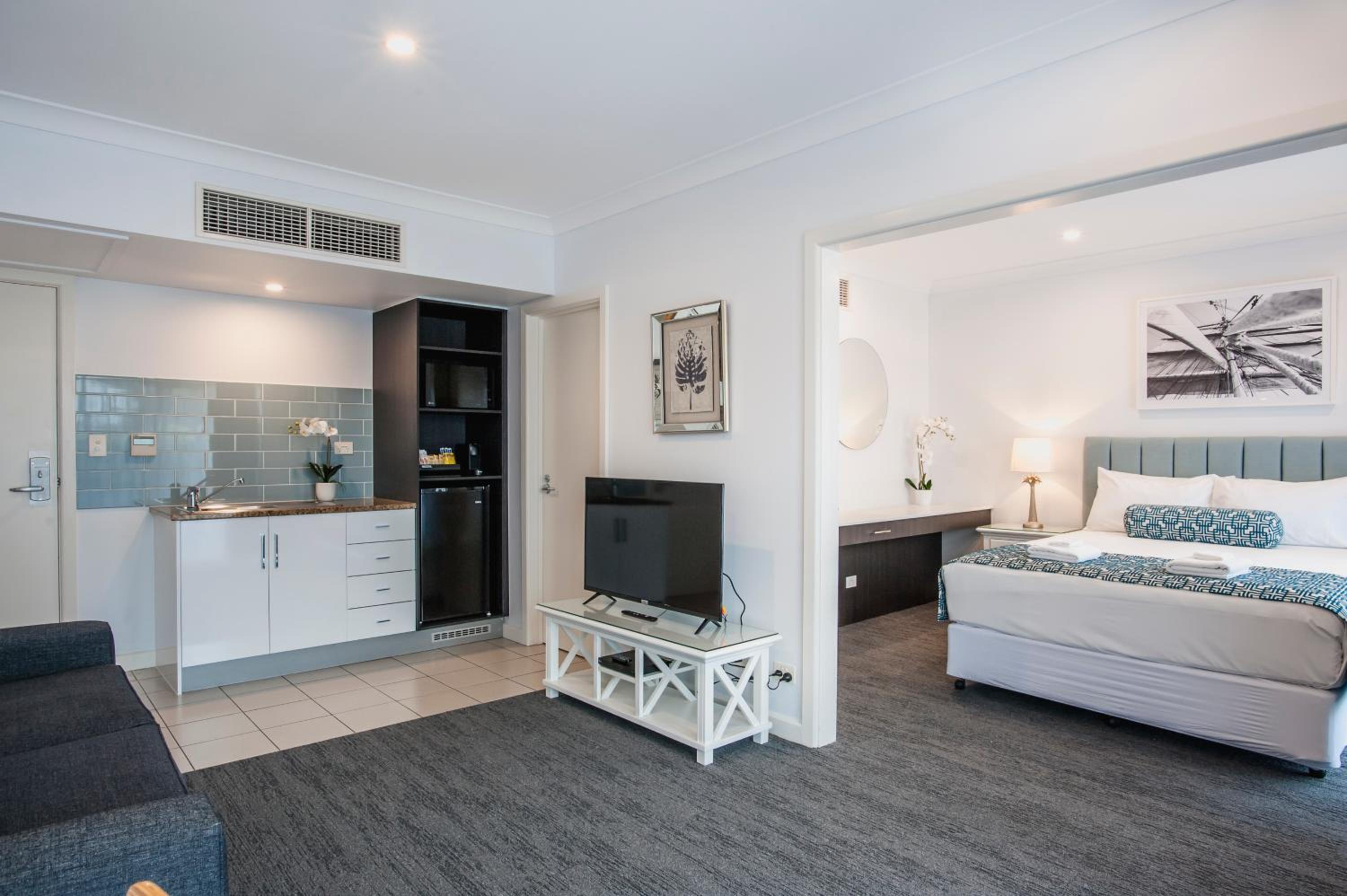 Studio Queen Suite - Photo 15