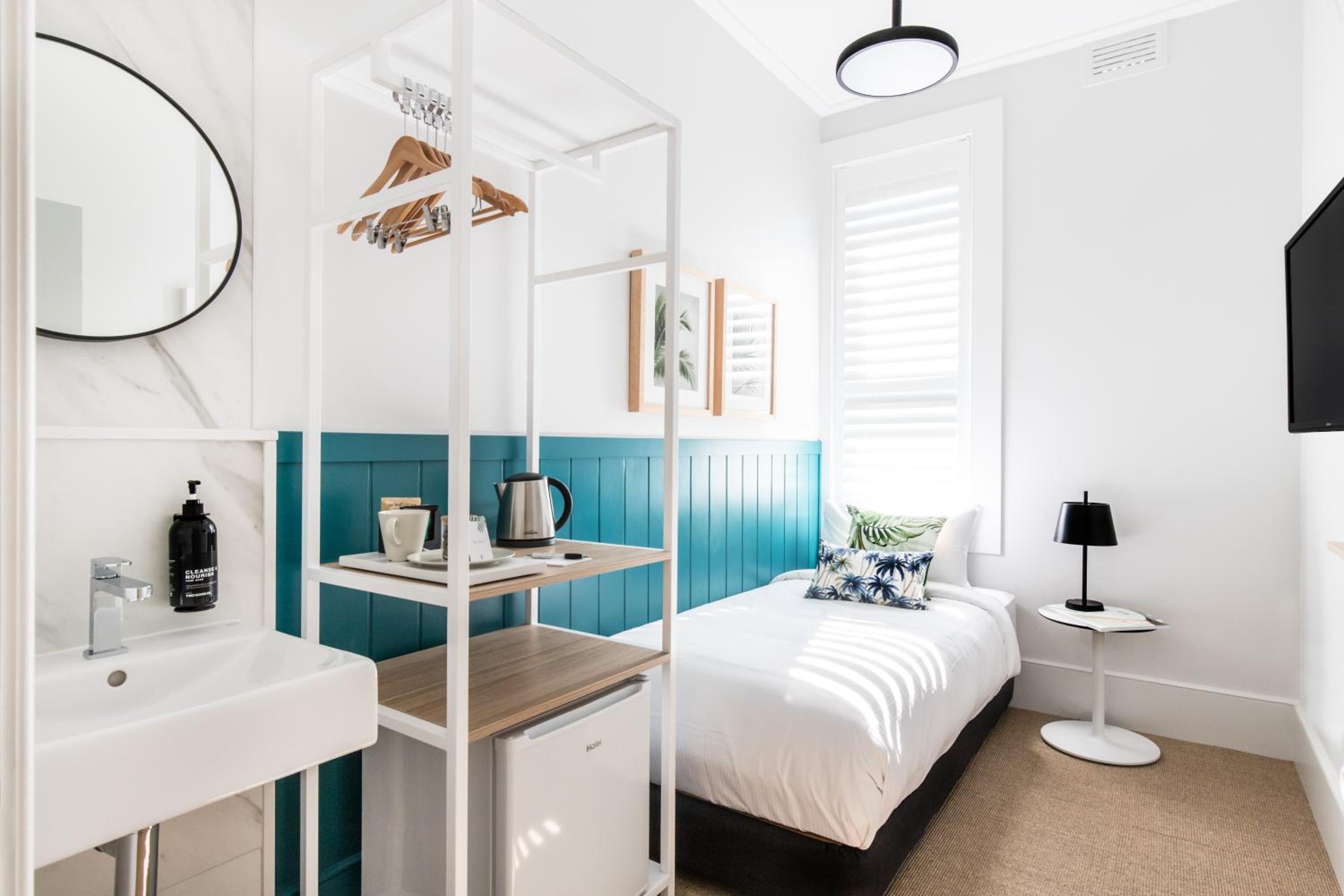 Small Single Room with Shared Bathroom photo 1