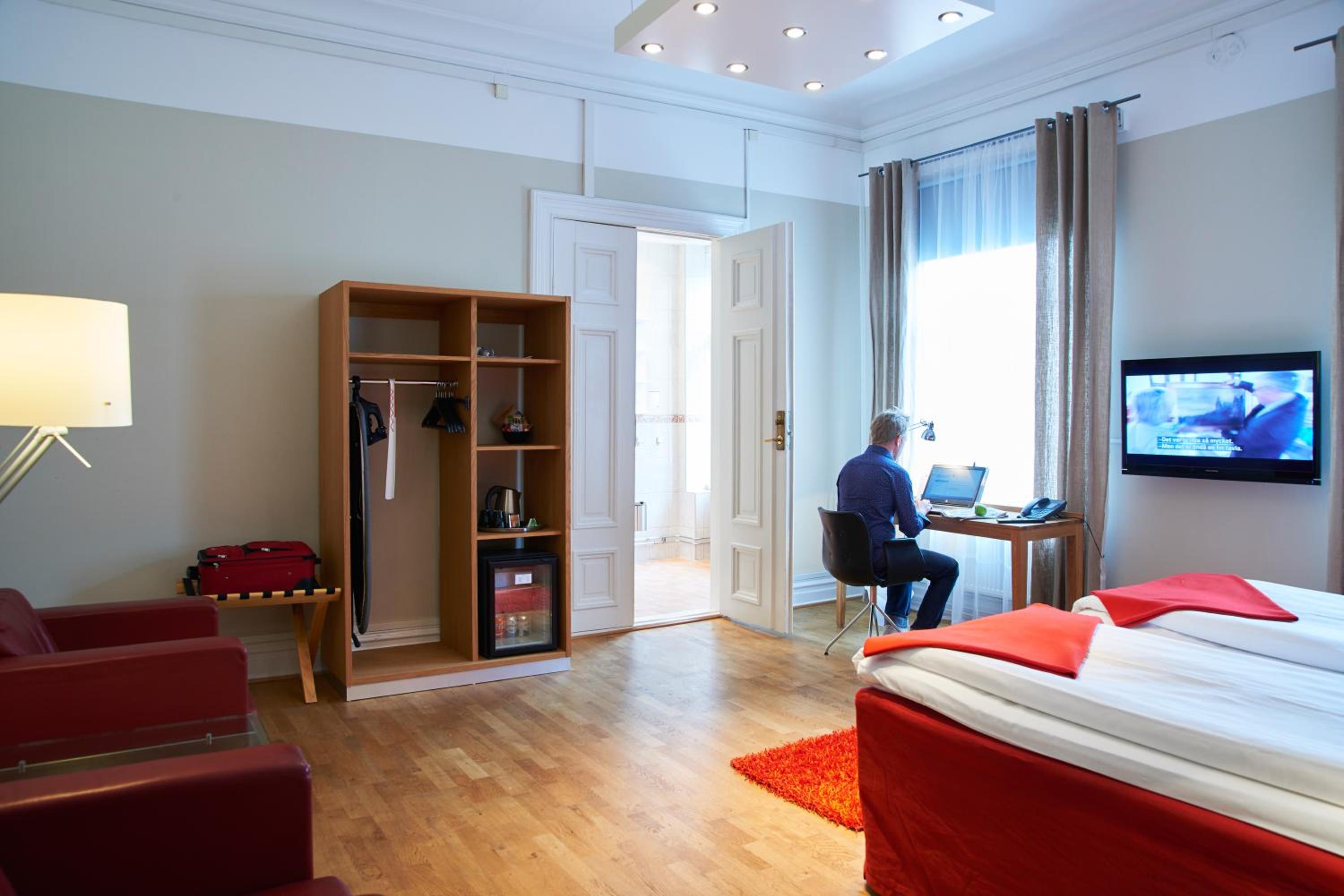 Deluxe Double King Room - Photo 11