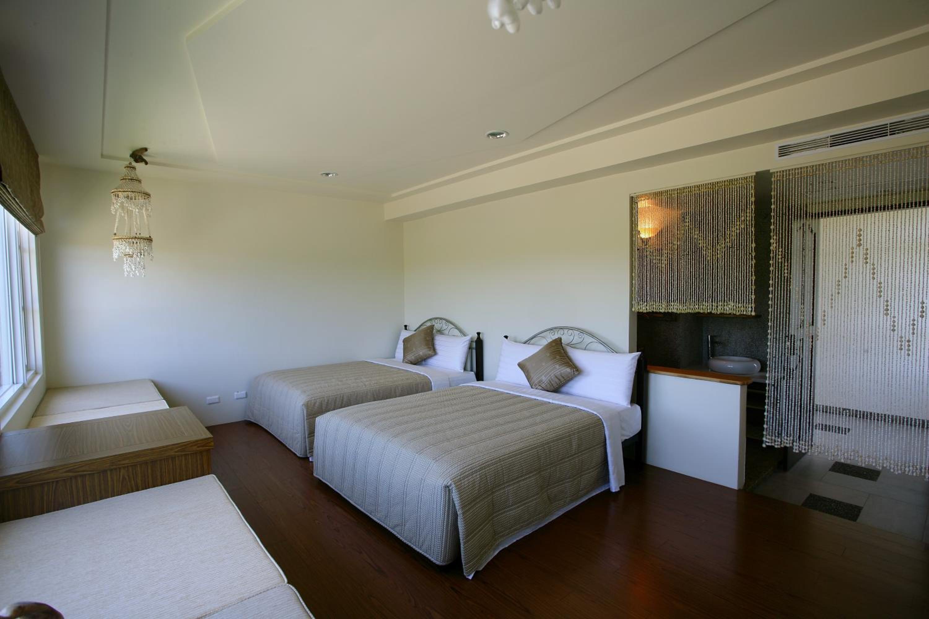 Family Room with Mountain View photo 3