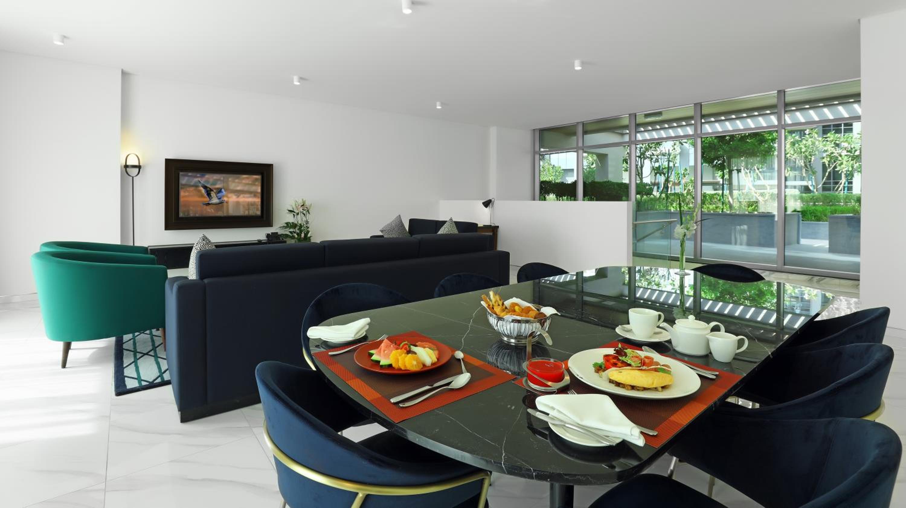 Duplex Apartment with Free Beach and Mall Shuttle thumbnail 5