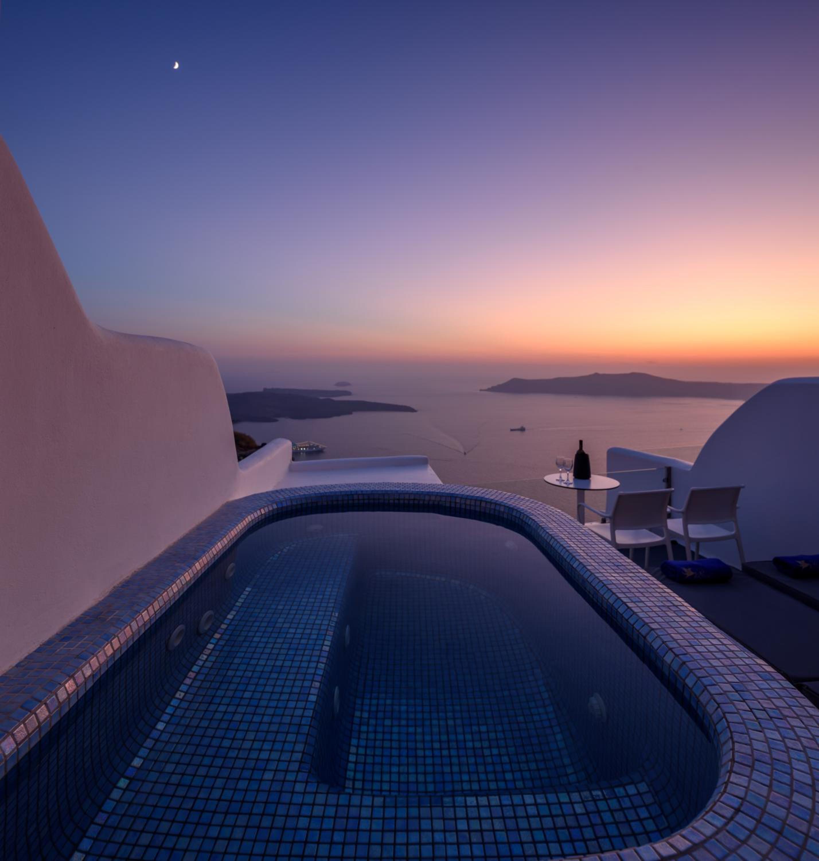 Honeymoon Suite with Hot Tub - Photo 8