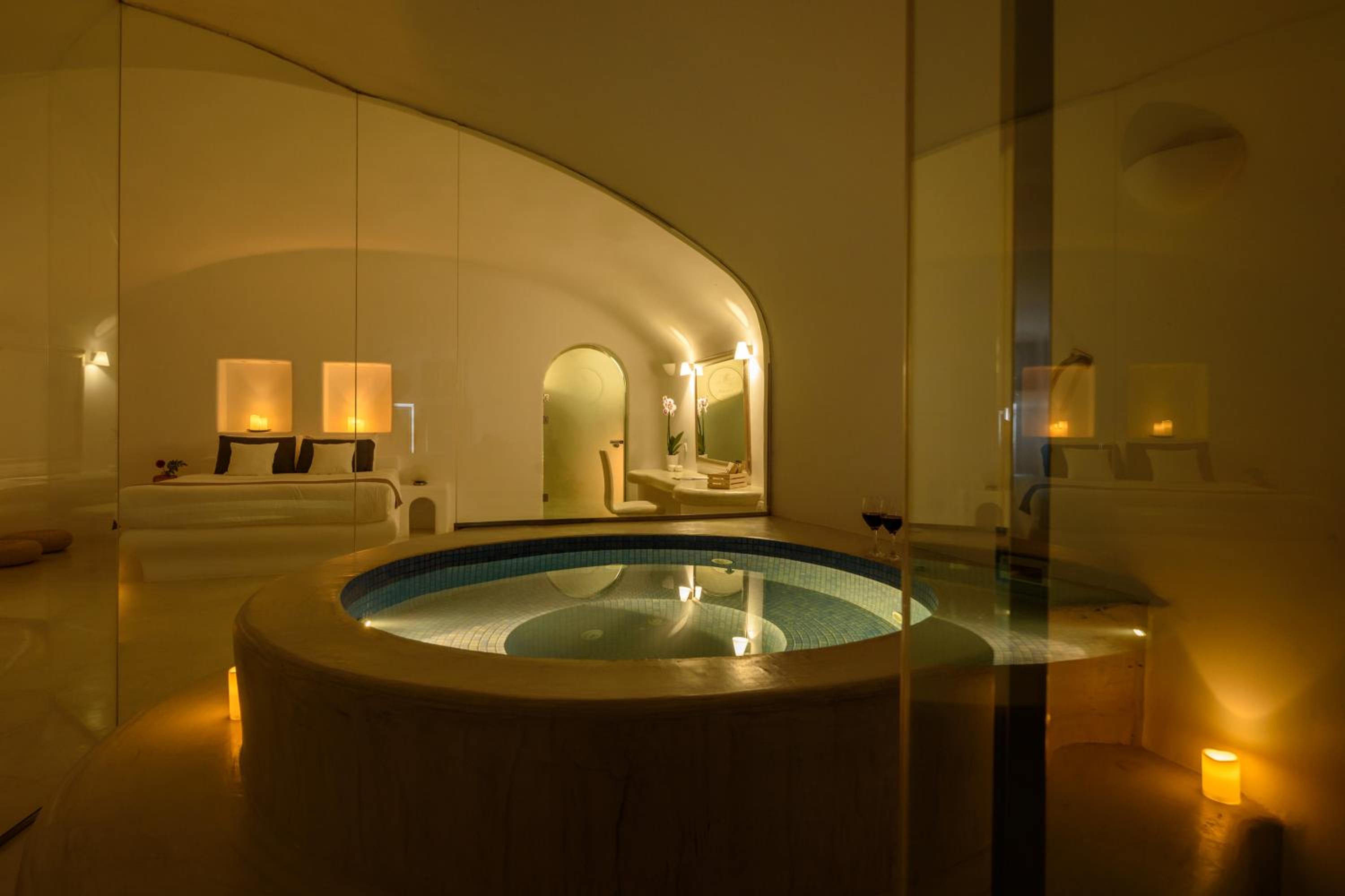 Suite with Plunge Pool and Spa Bath - Photo 9
