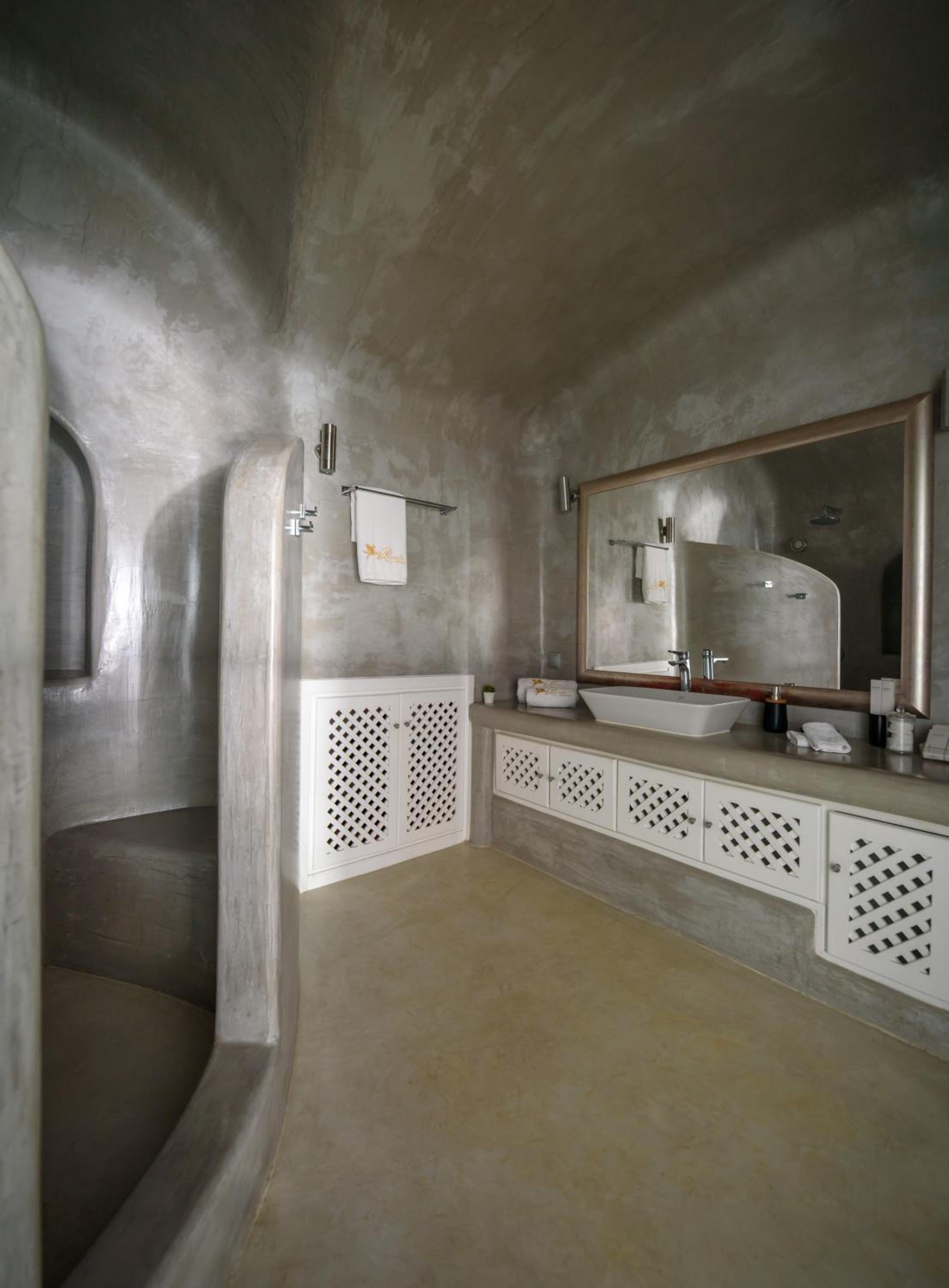 Suite with Plunge Pool and Spa Bath - Photo 13