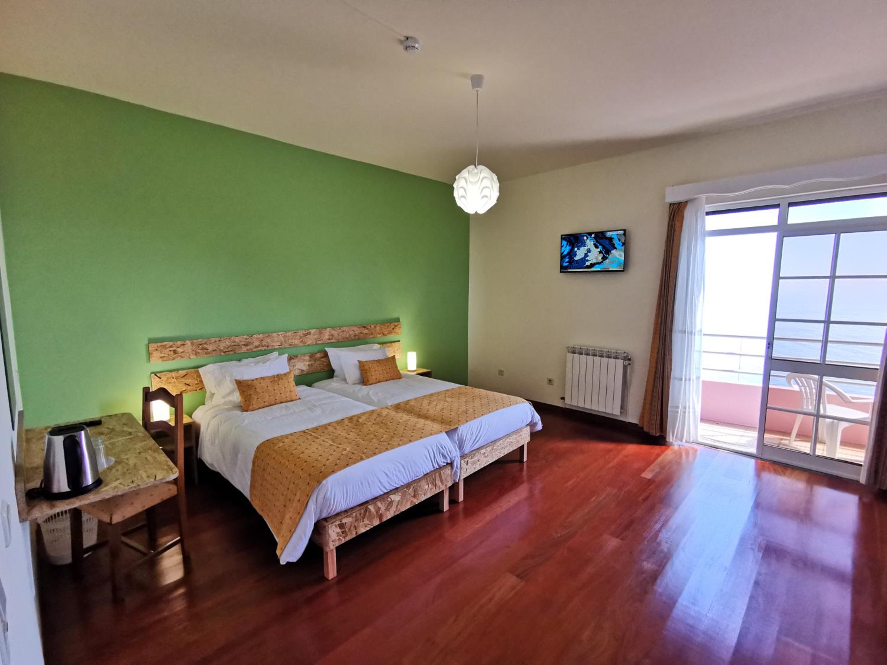 Double Room with Balcony and Sea View - Photo 16