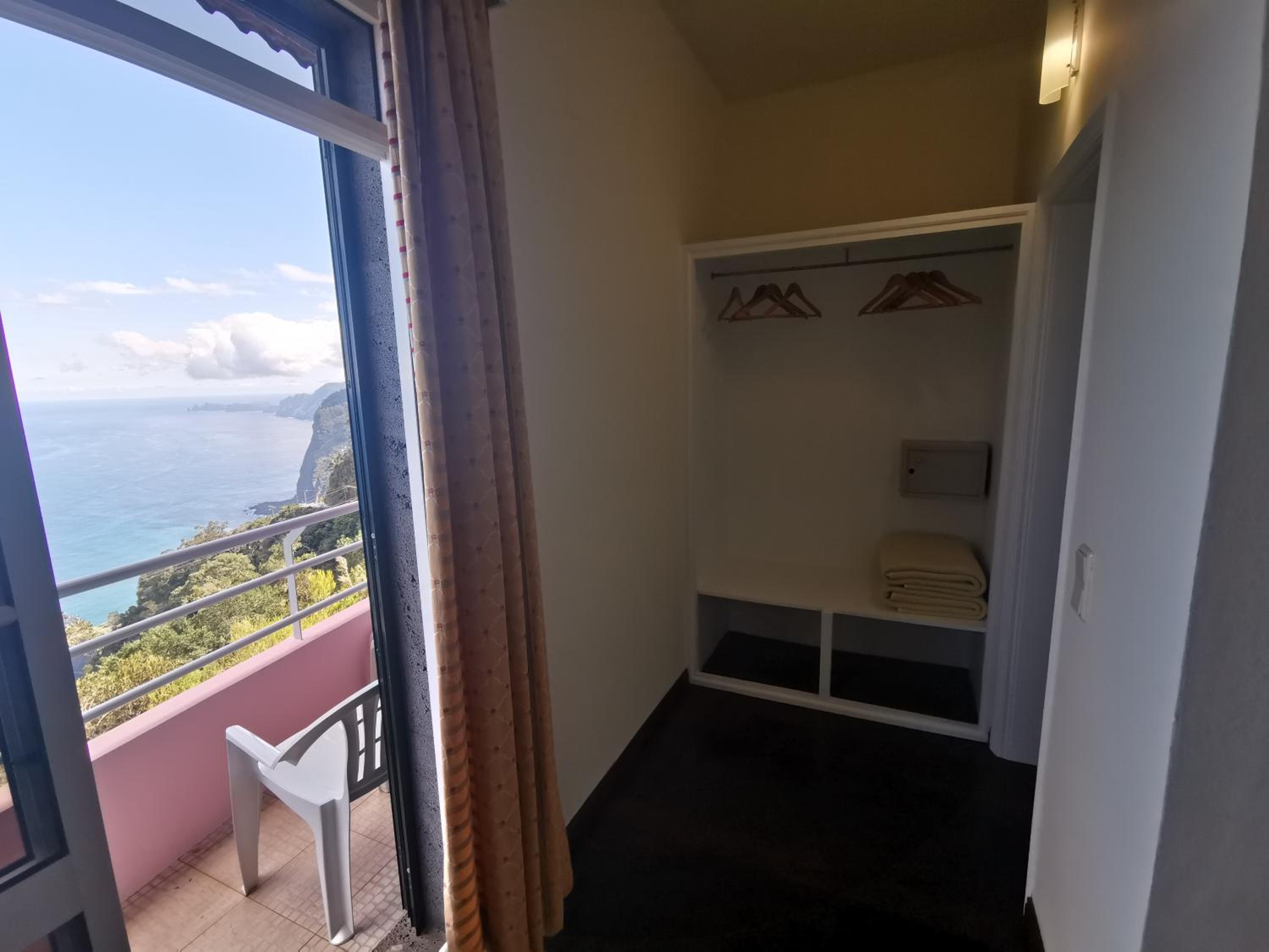 Double Room with Balcony and Sea View - Photo 8