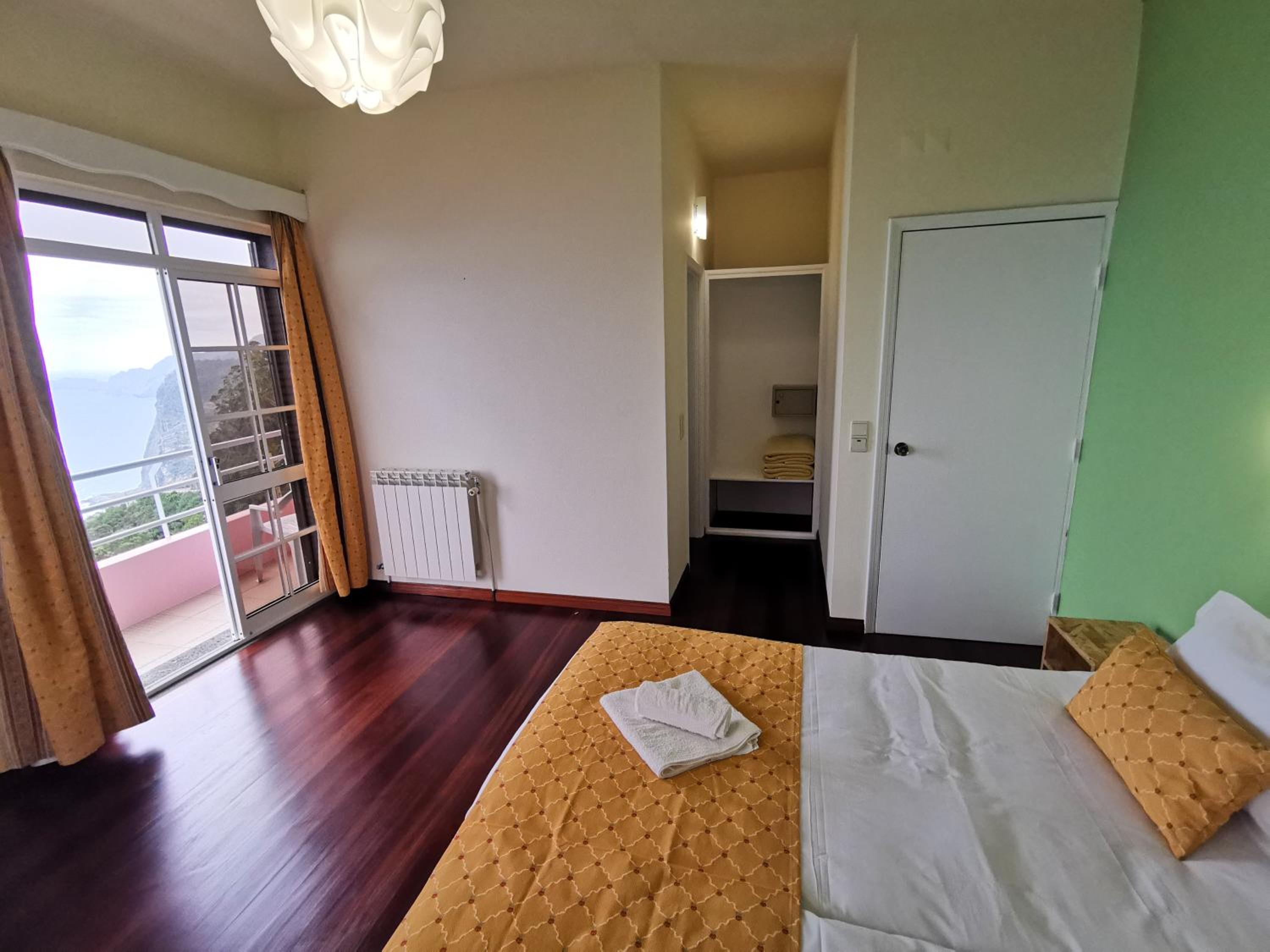 Double Room with Balcony and Sea View - Photo 7