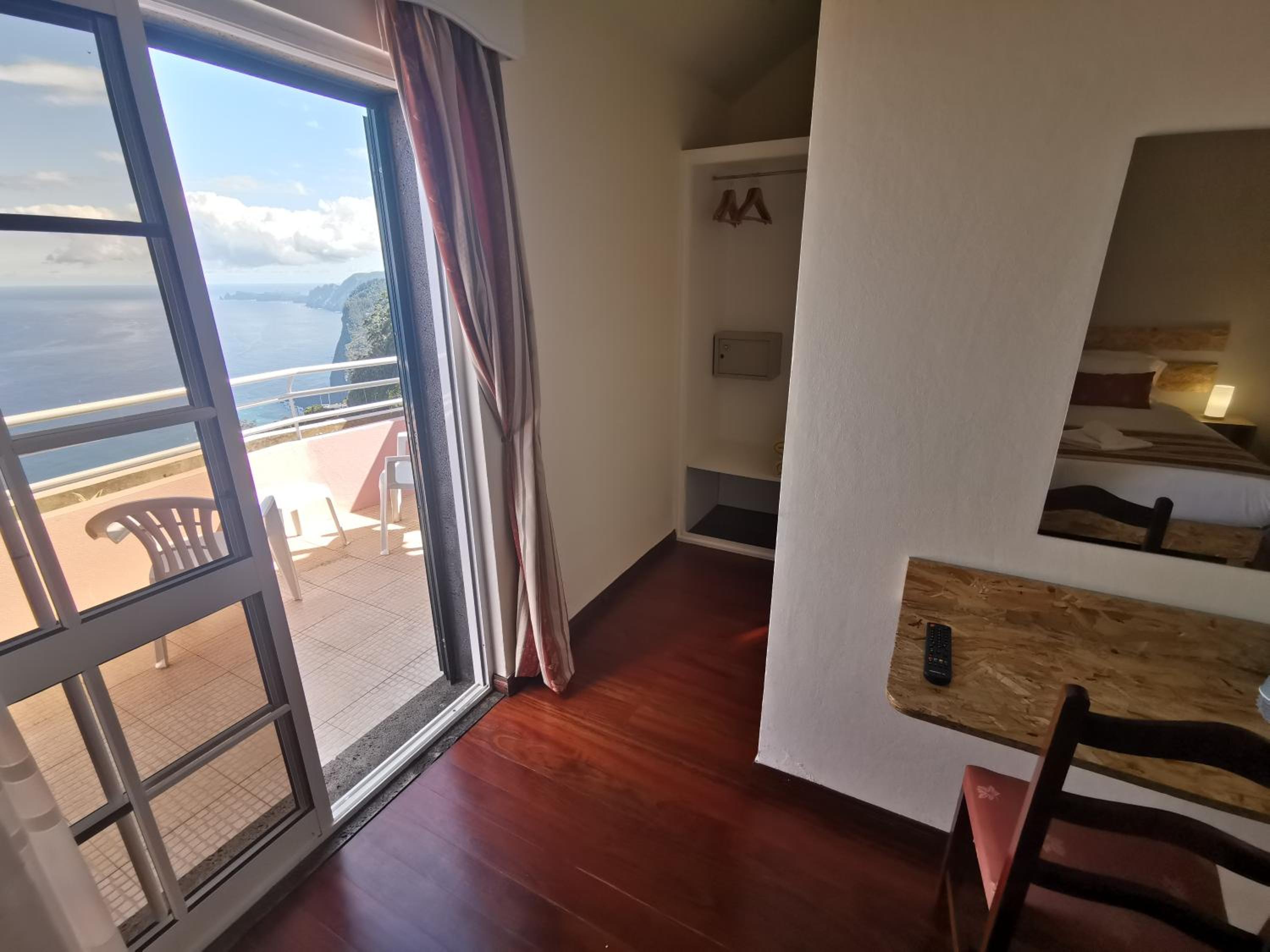 Double Room with Balcony and Sea View - Photo 13