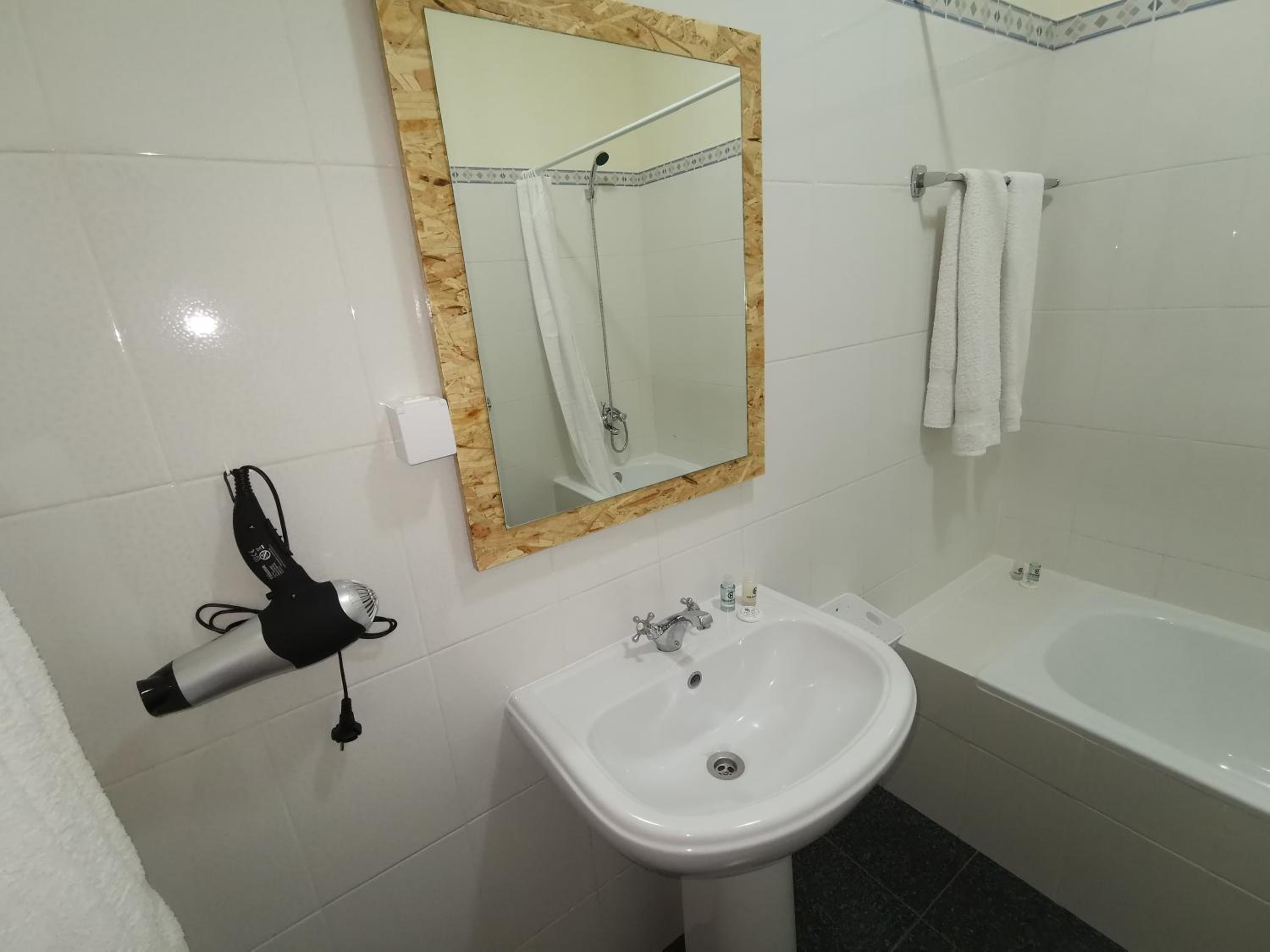 Double Room with Balcony and Sea View - Photo 14