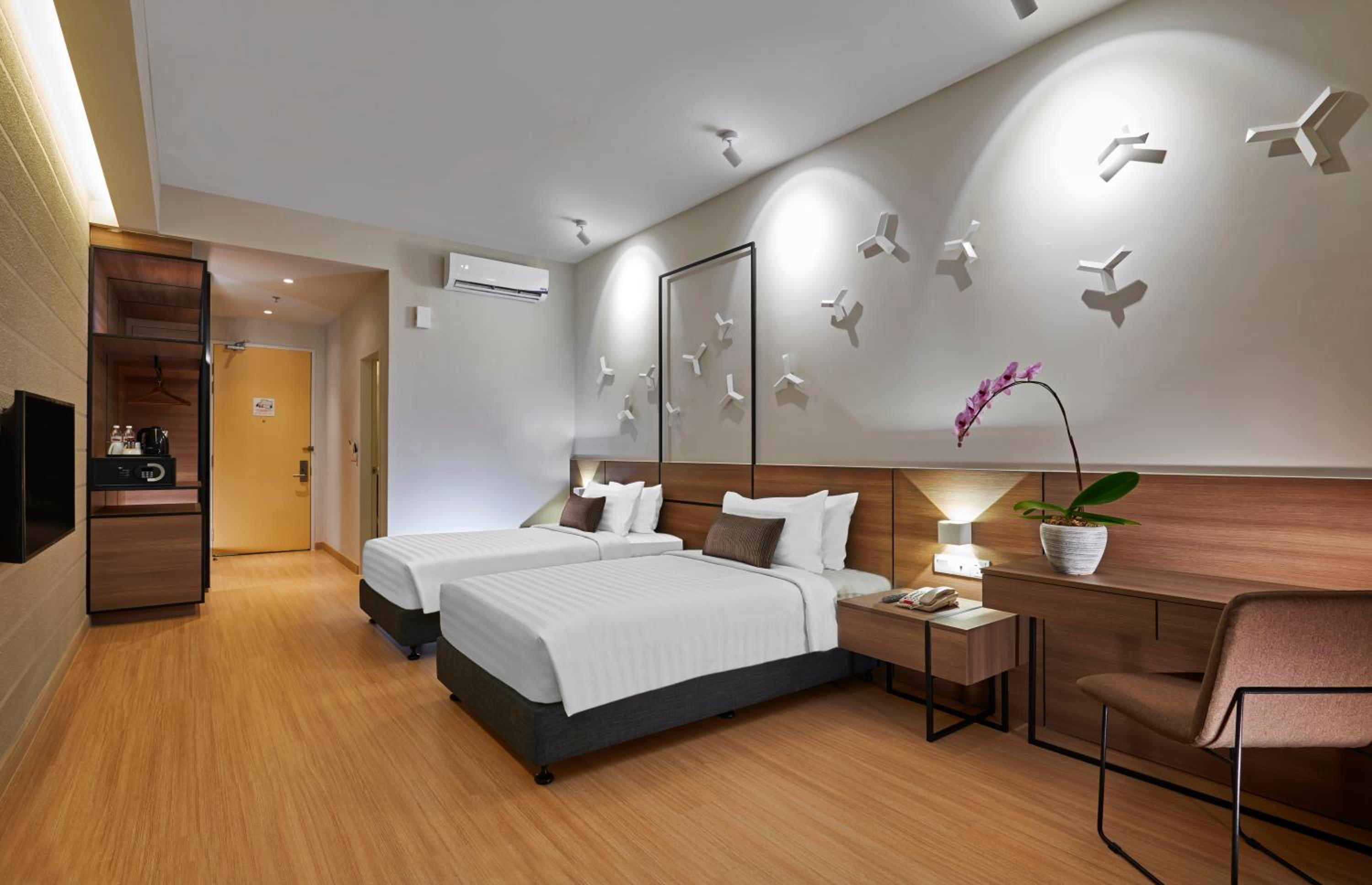 Hideaway Staycation - Deluxe Twin Room - Photo 1