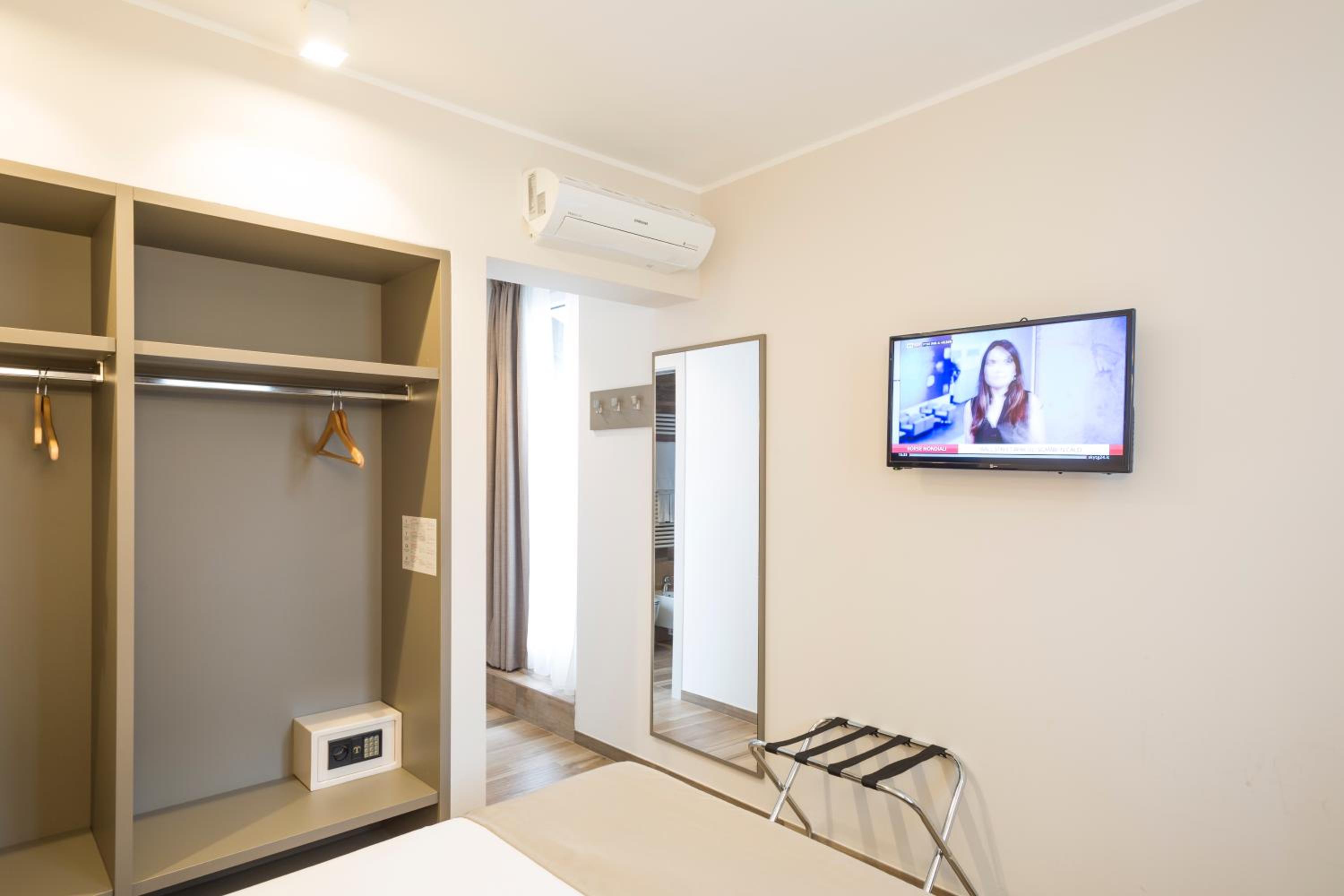Deluxe Double Room with Balcony and Lake View - Photo 2