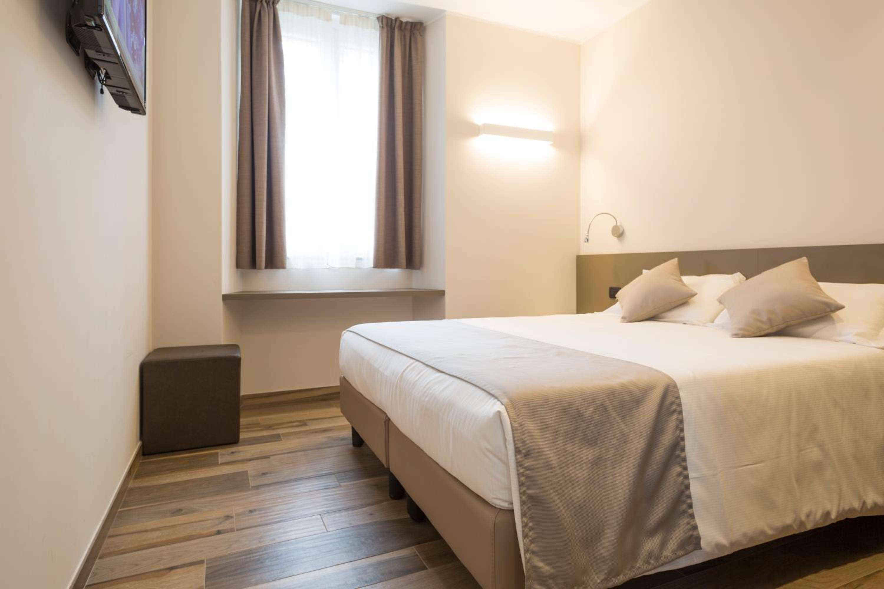 Deluxe Double Room with Balcony and Lake View - Photo 3