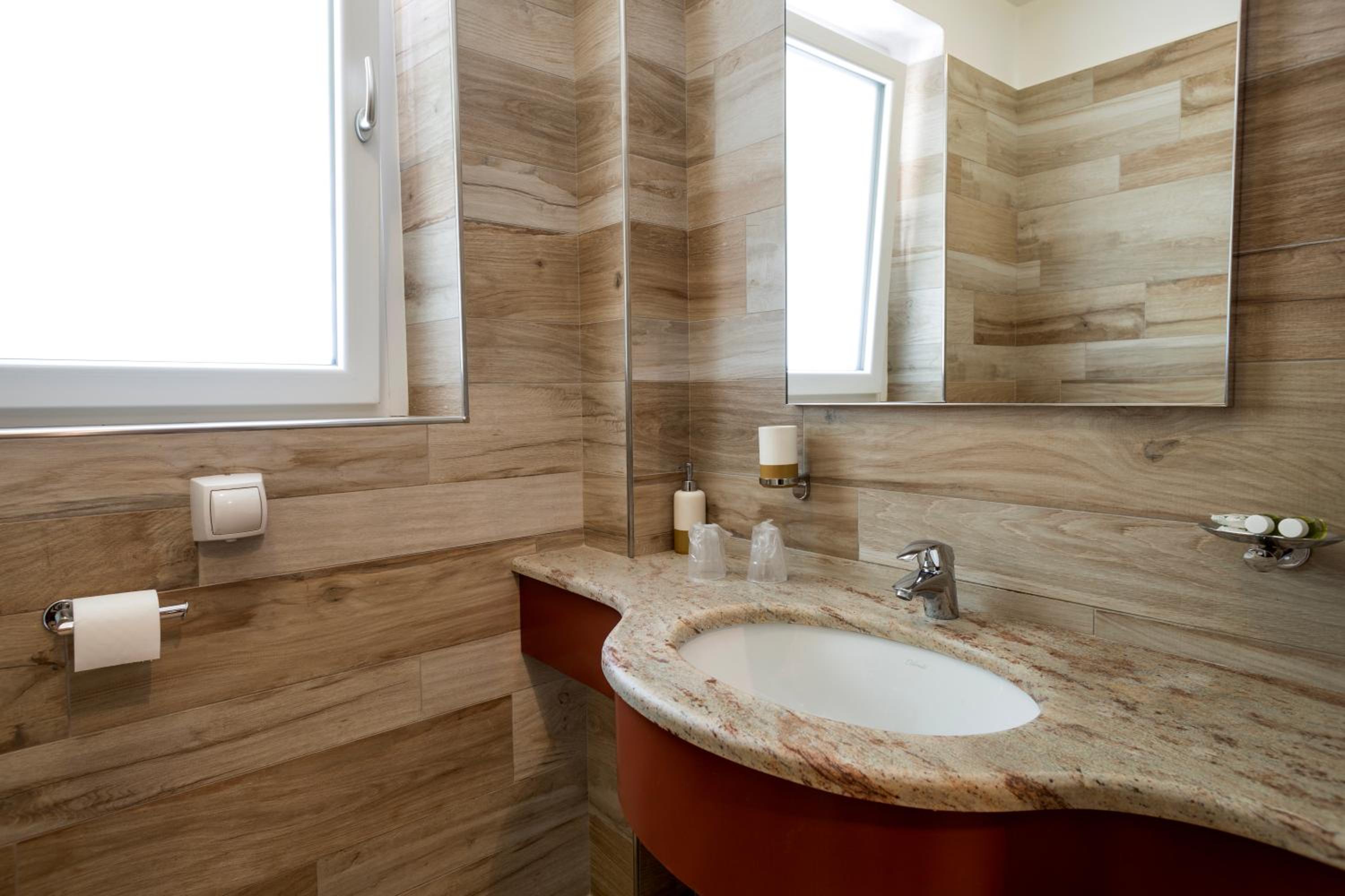 Deluxe Double Room with Balcony and Lake View - Photo 4