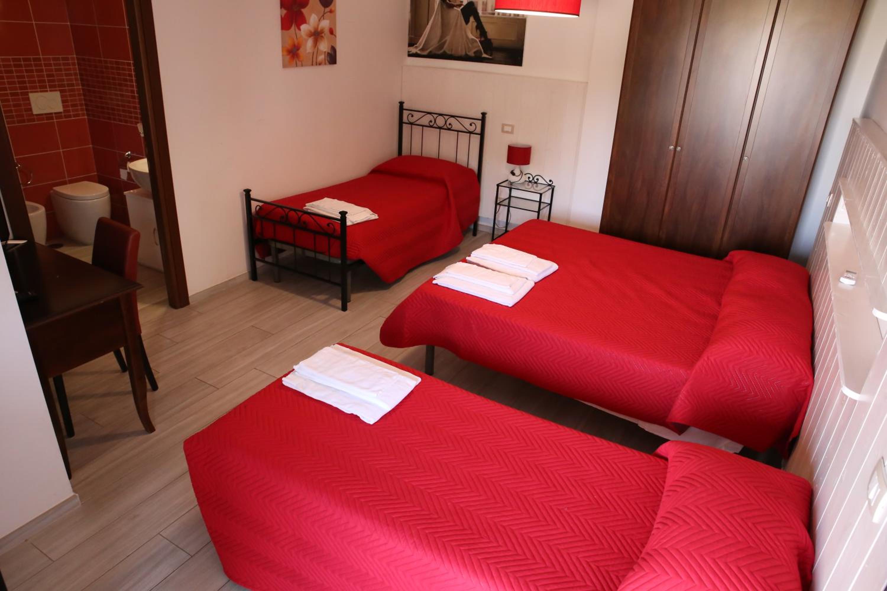 Quadruple Room with Private Bathroom - Photo 1