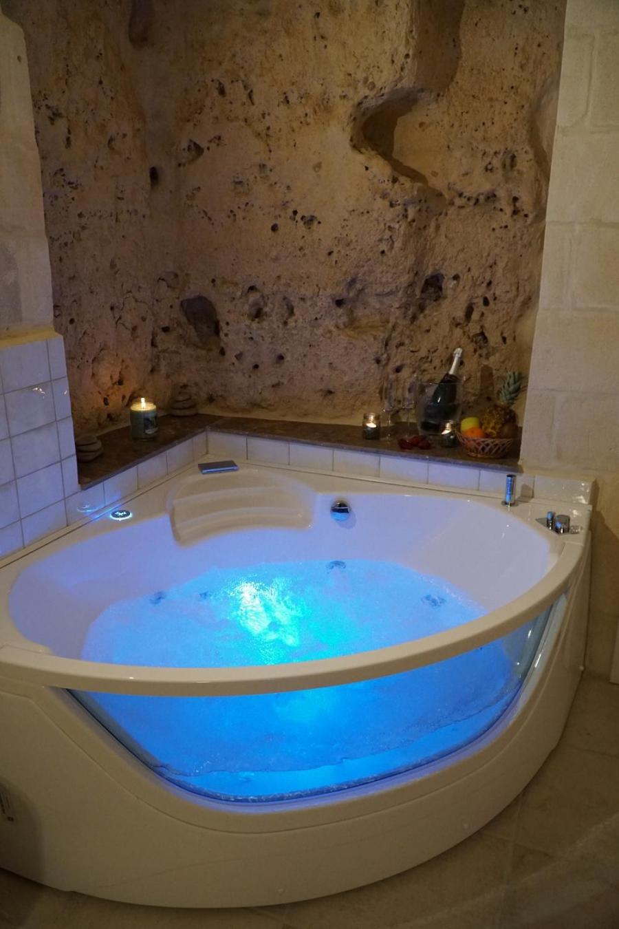 Deluxe Suite with Spa Bath - Photo 6