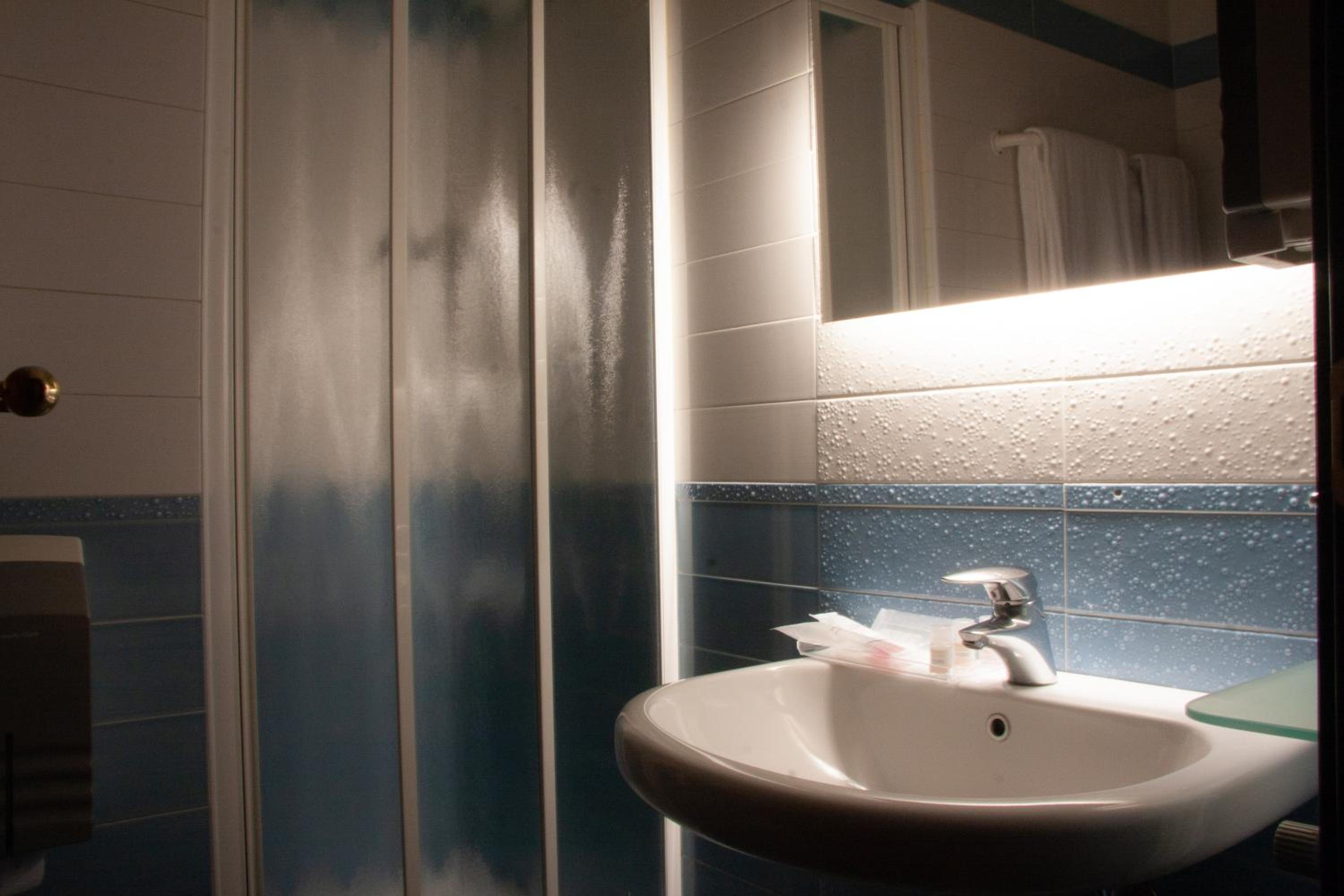 Twin Room with Bathroom photo 3