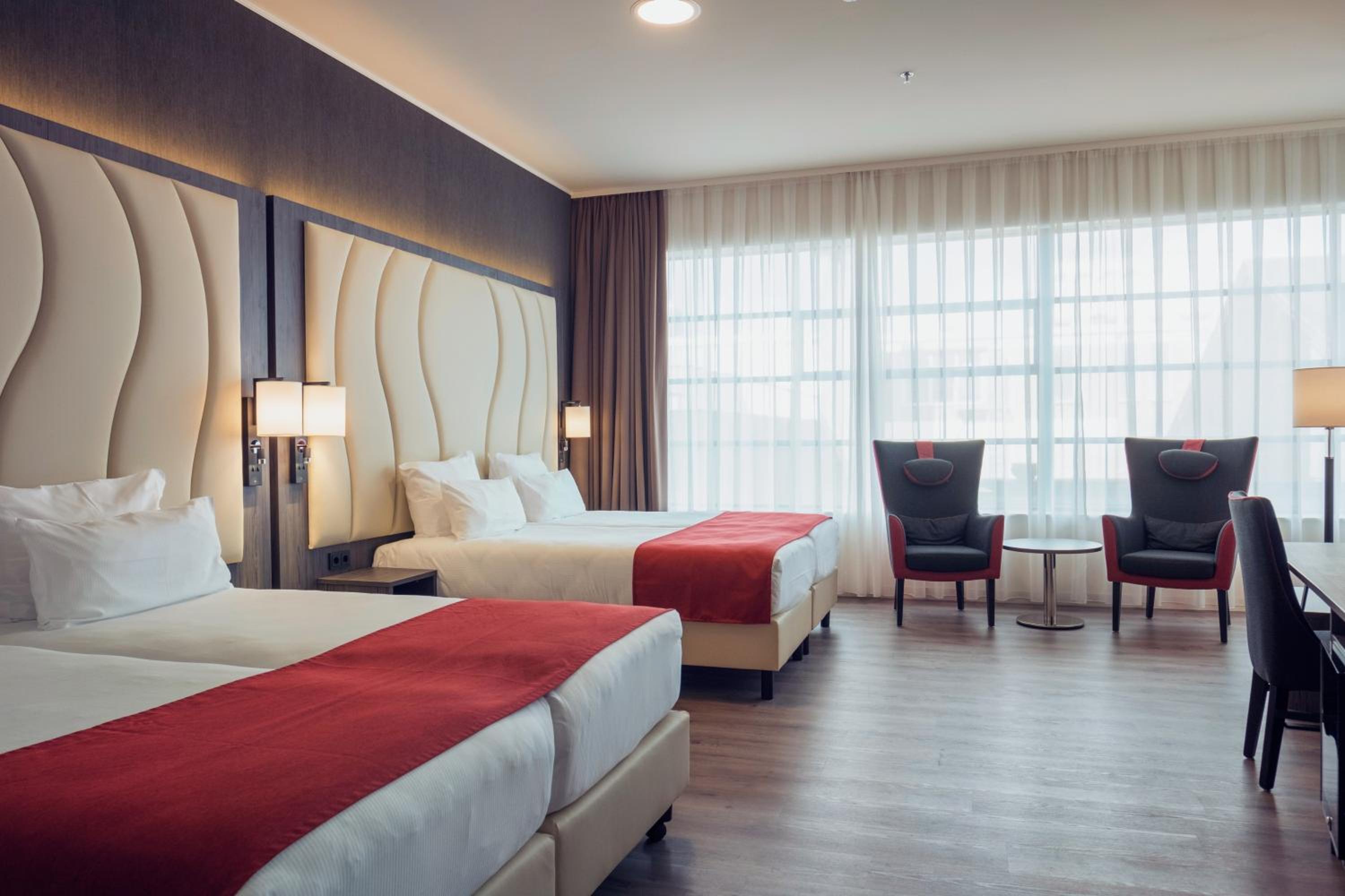 Quadruple Room with 4 Single Beds - Photo 11