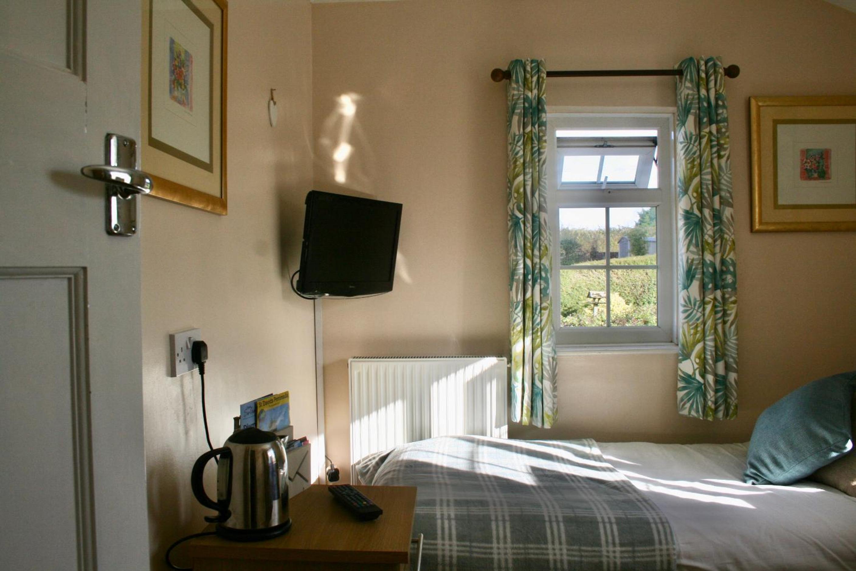 Small Single Room photo 2