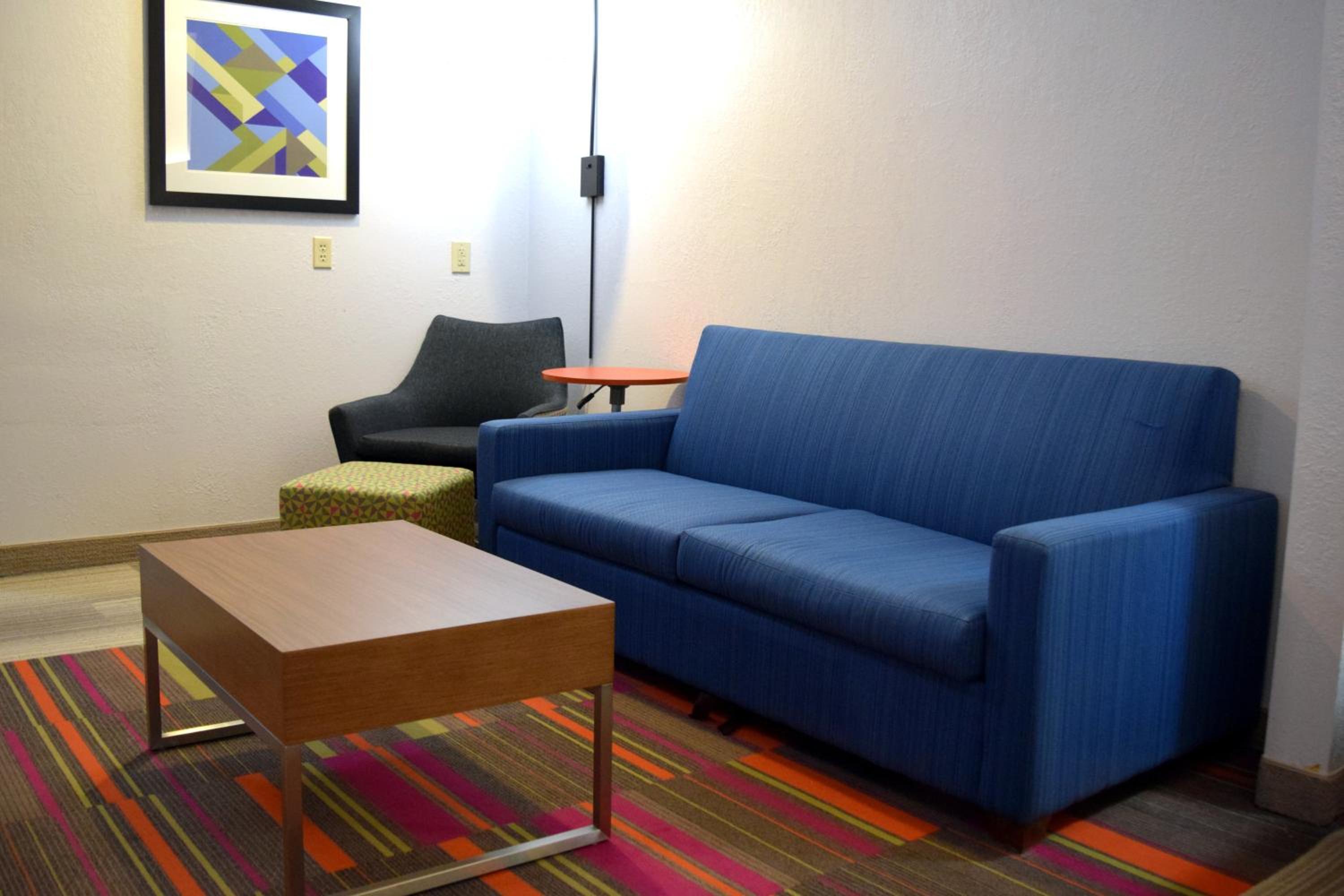 One-Bedroom Suite with Sofa Bed - Photo 2
