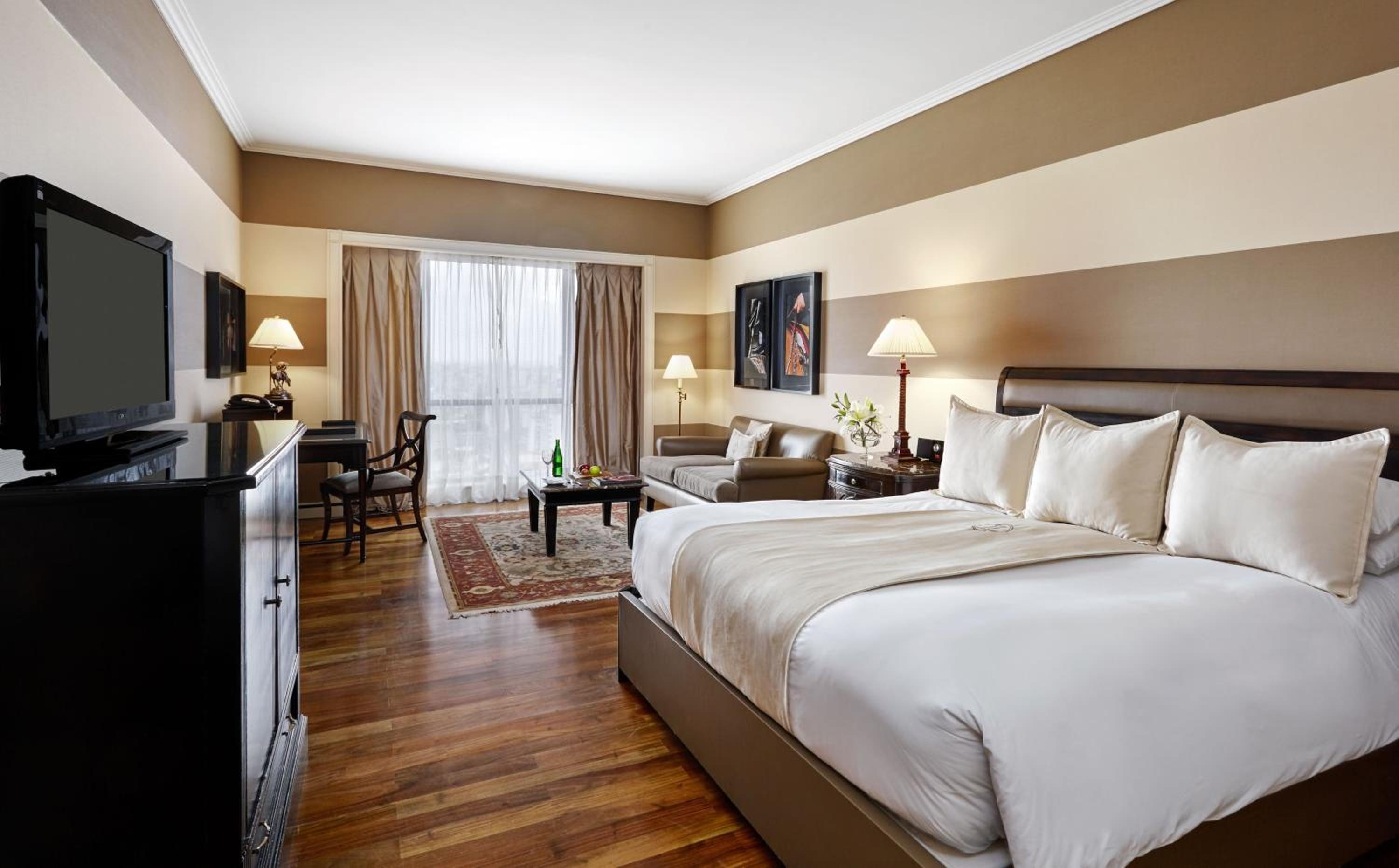 Club King Room with Living Area