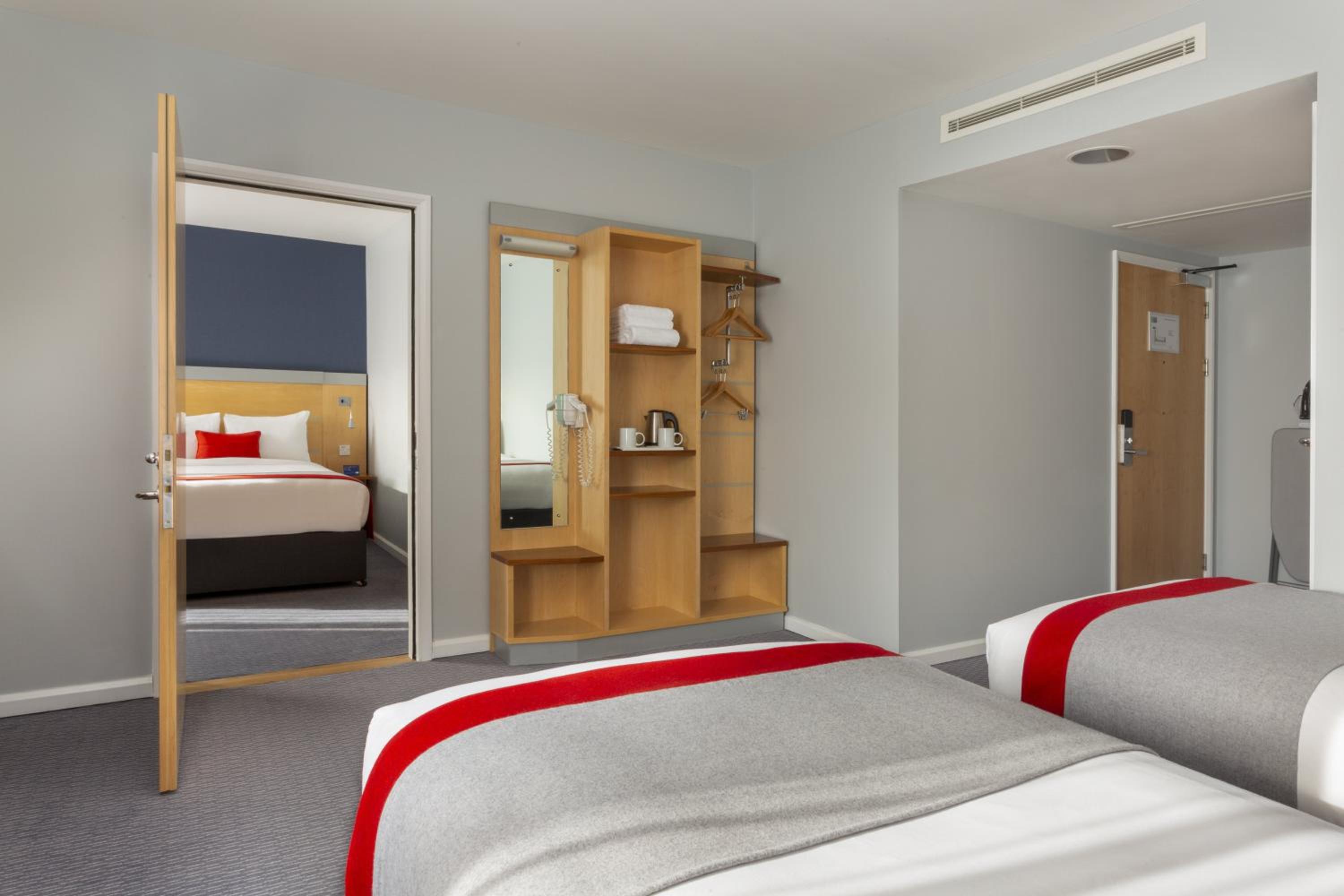 Standard Twin Room with Free Hot Breakfast - Accessible - Photo 1