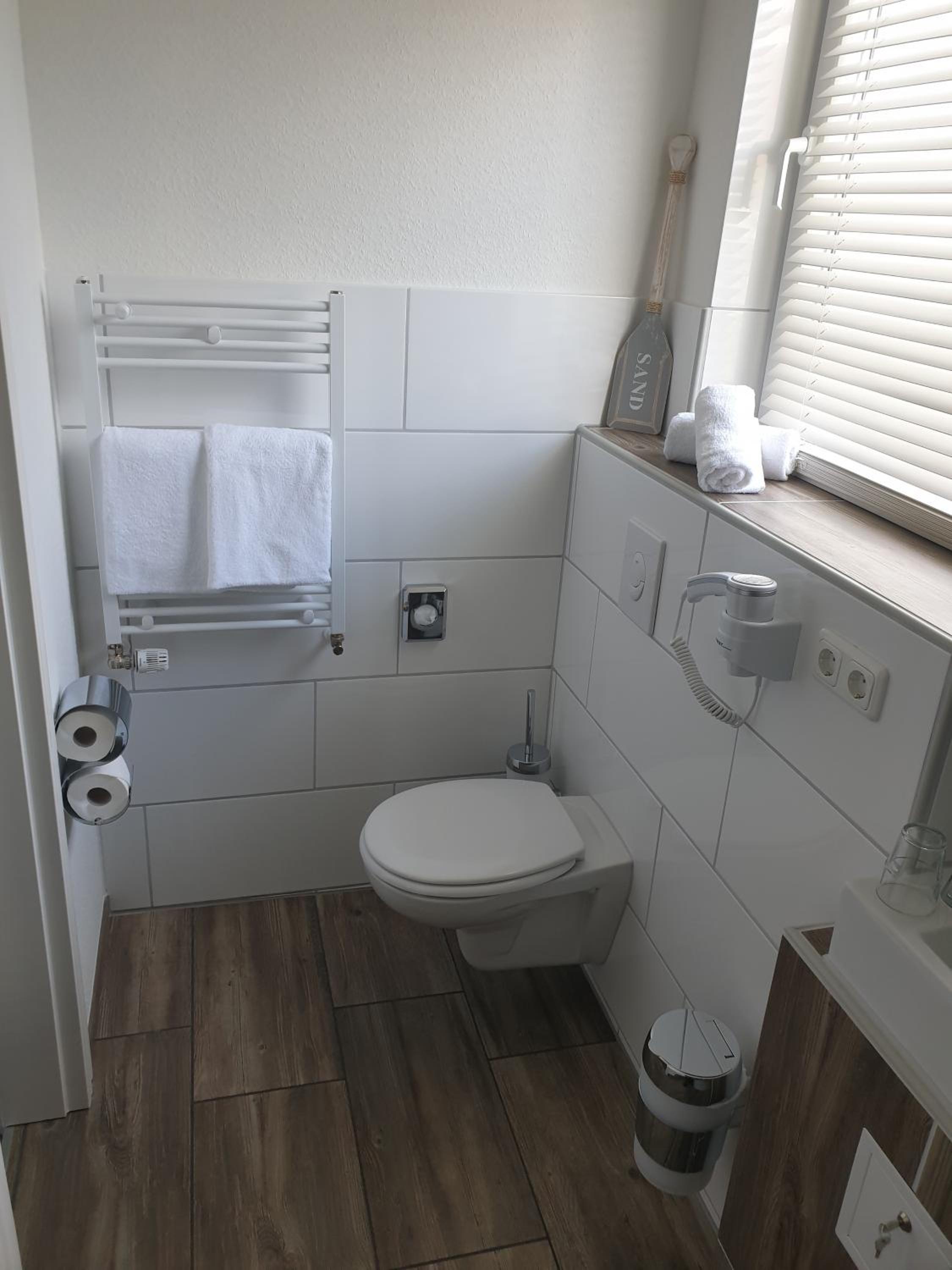 Standard Double Room thumbnail 5