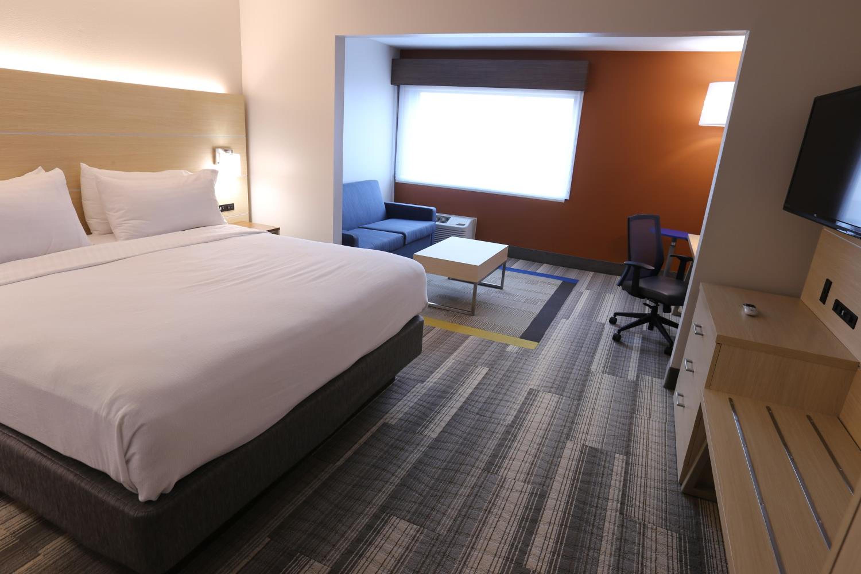 Standard King Room with Sofa Bed - Photo 2