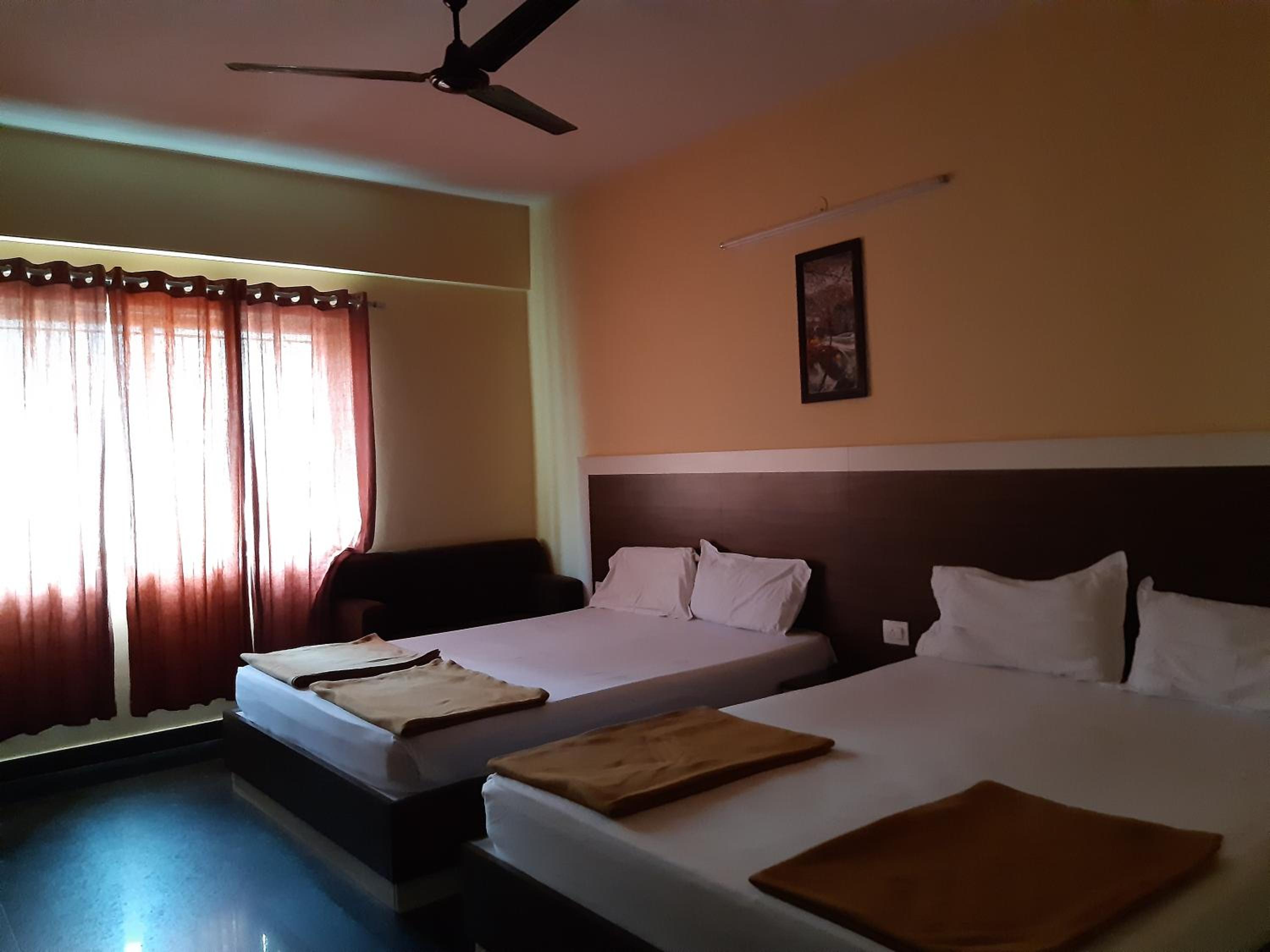 Deluxe Queen Room with Two Queen Beds - Photo 10