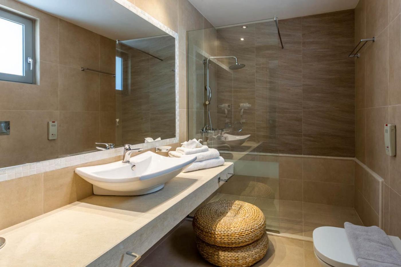 Junior Suite with Private Pool - Photo 2