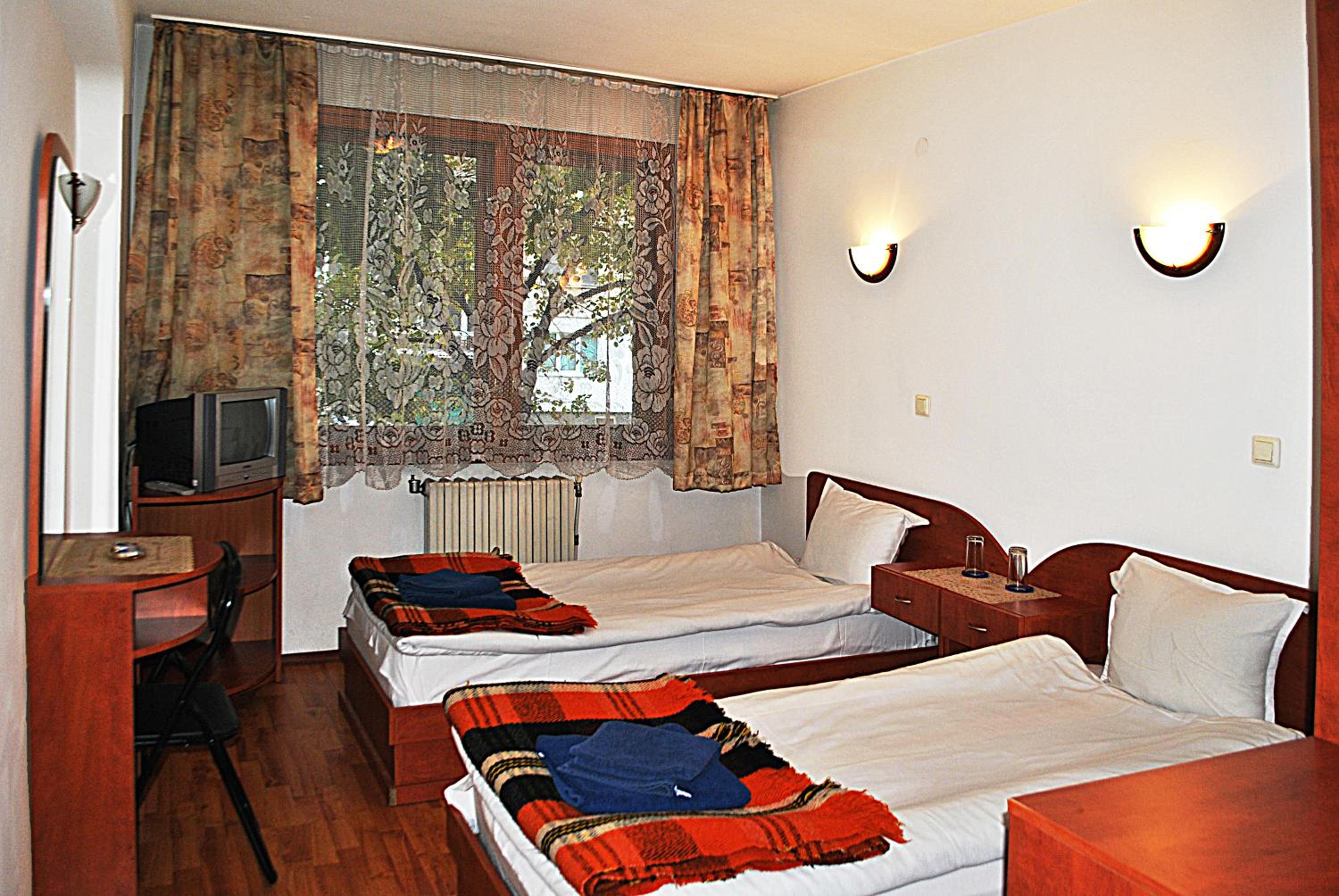 Double or Twin Room with Private Bathroom - Photo 4