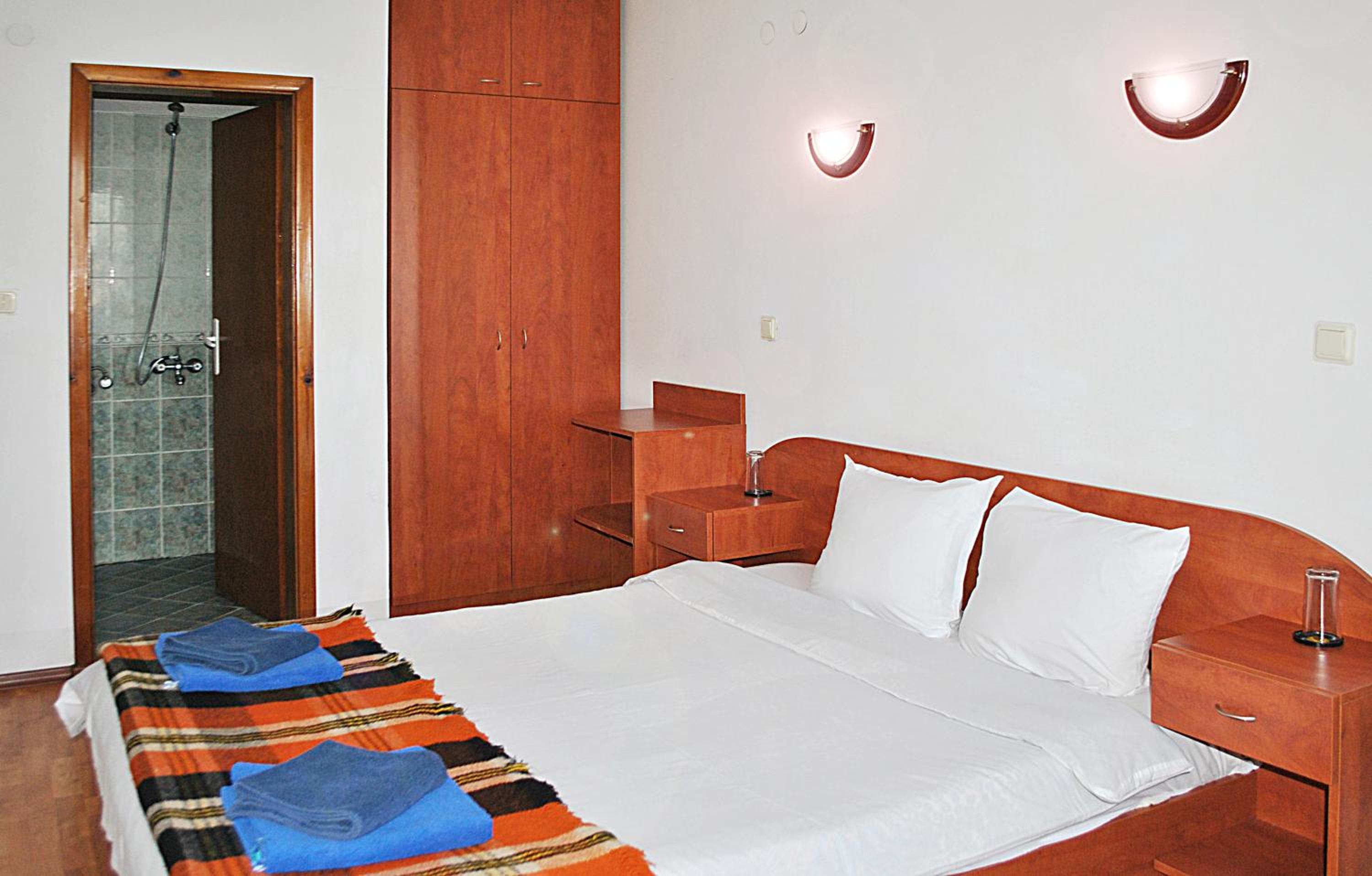 Double or Twin Room with Private Bathroom - Photo 6