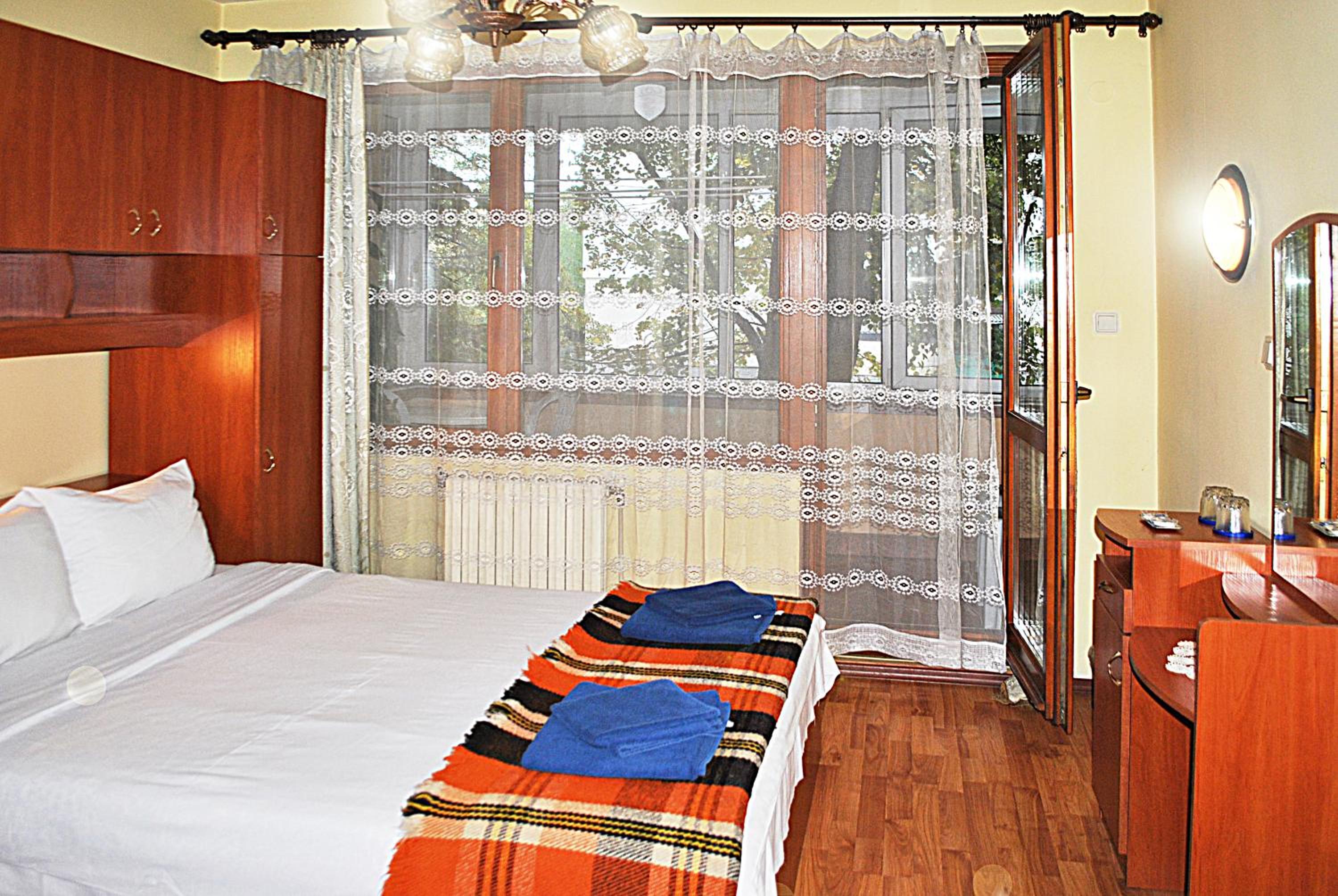 Double or Twin Room with Private Bathroom - Photo 11