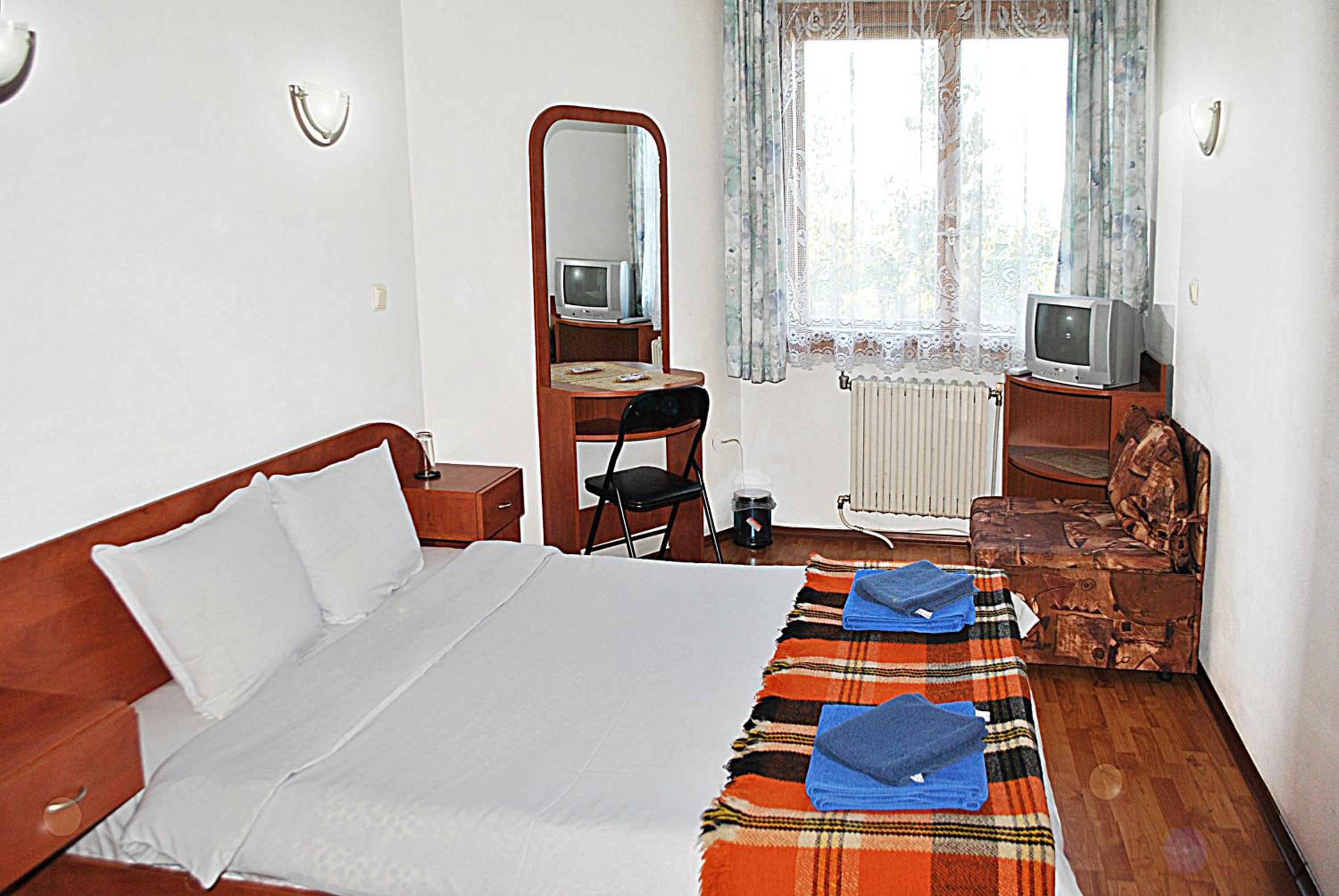 Double or Twin Room with Private Bathroom - Photo 2