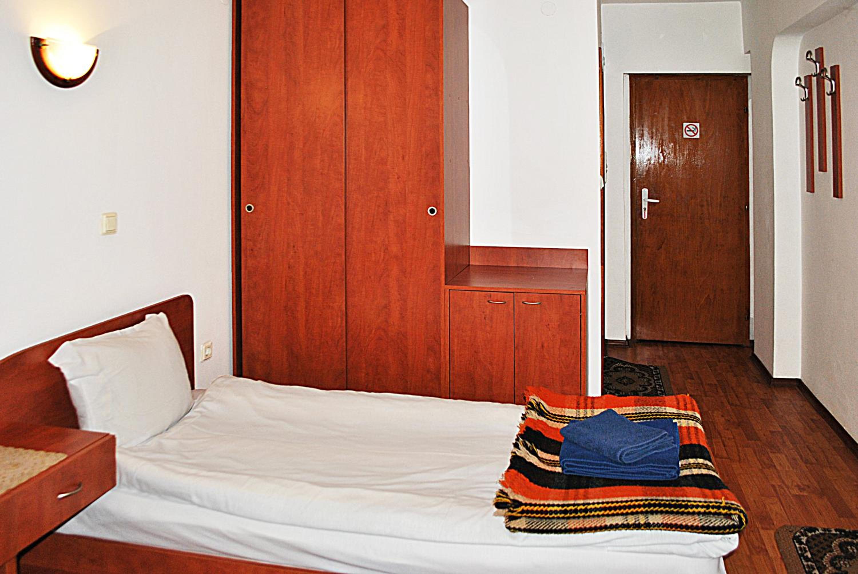 Double or Twin Room with Private Bathroom - Photo 7