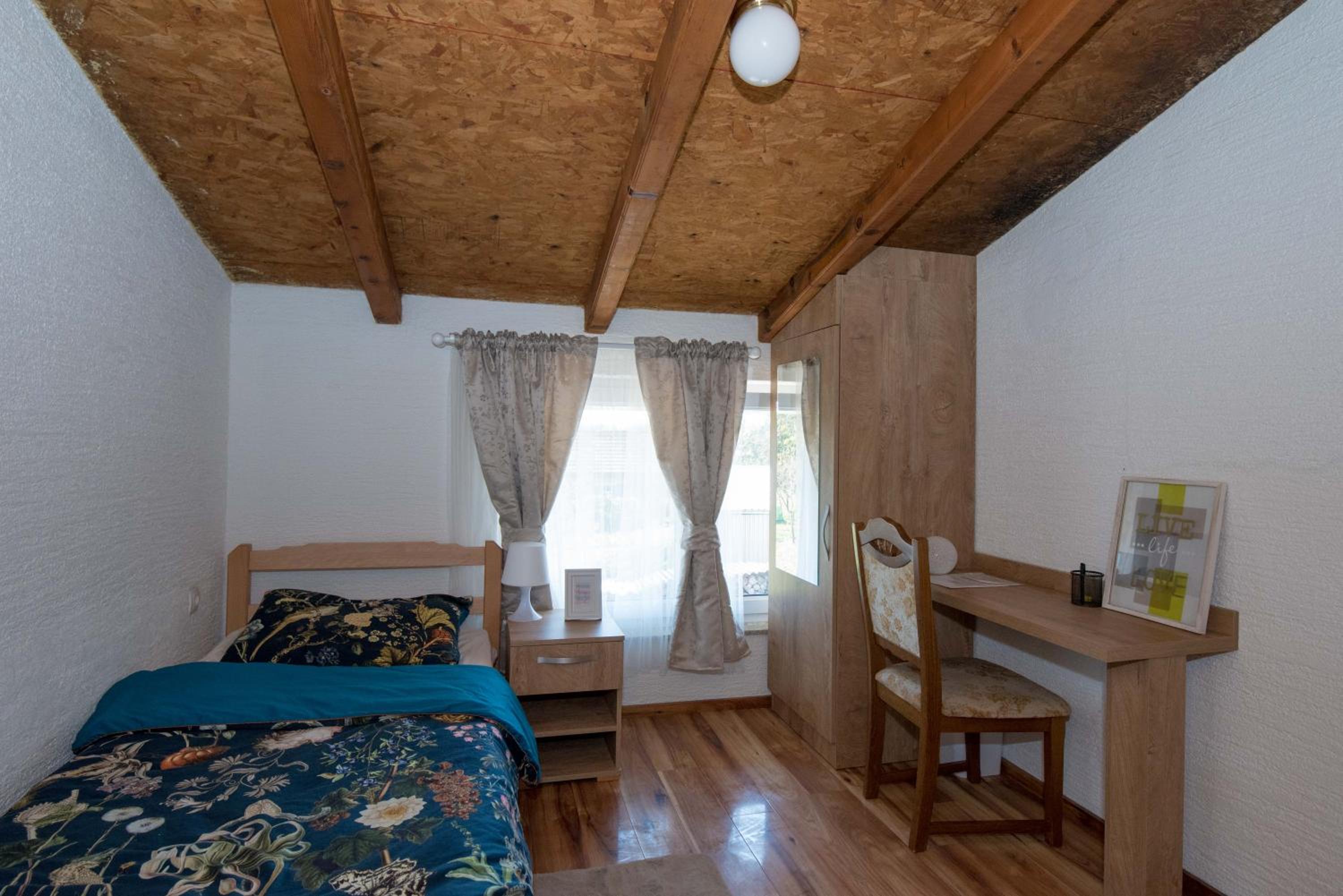 Twin Room - Photo 3