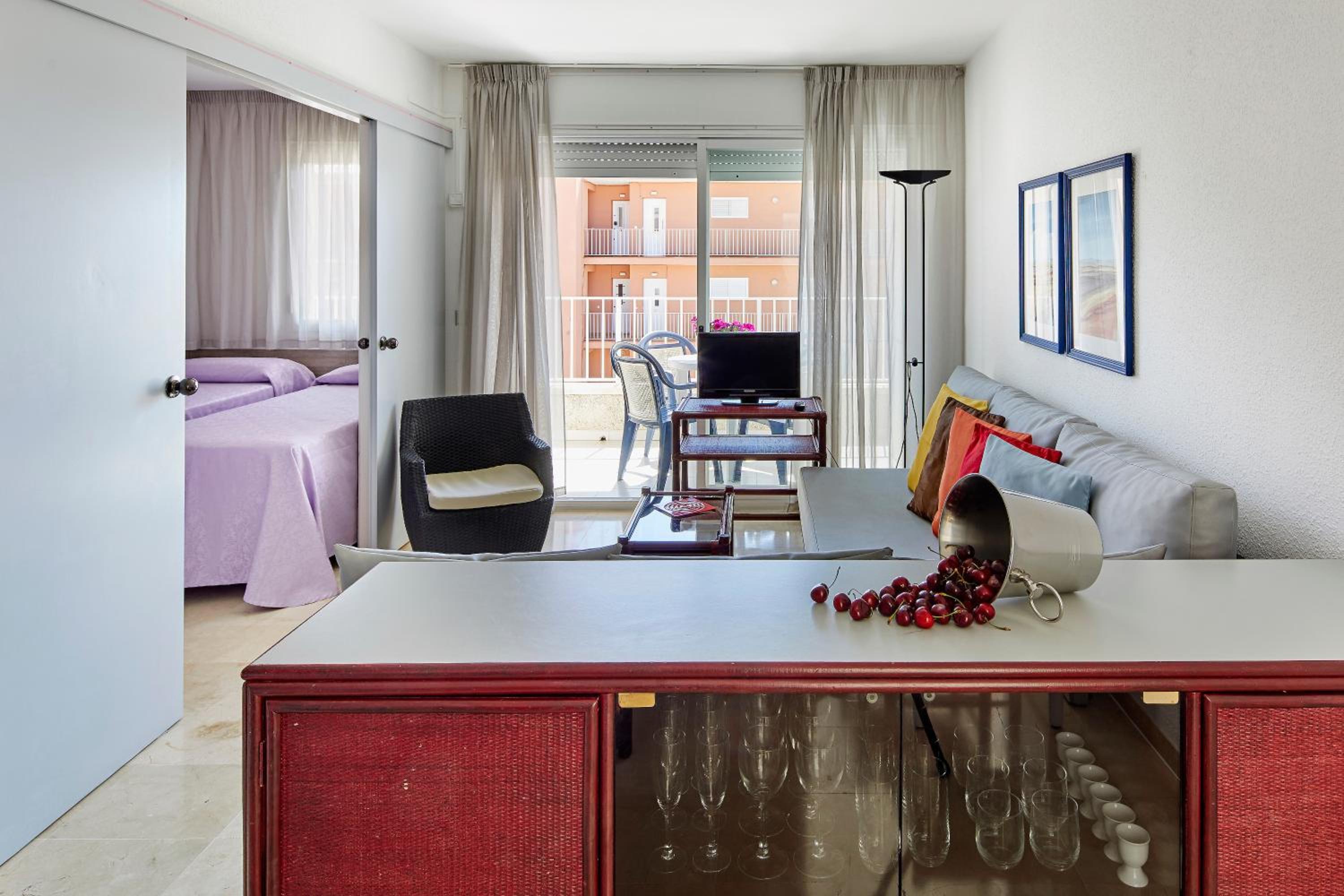 Apartamento de tres habitaciones con vista a la calle (5 adultos + 2 niños)